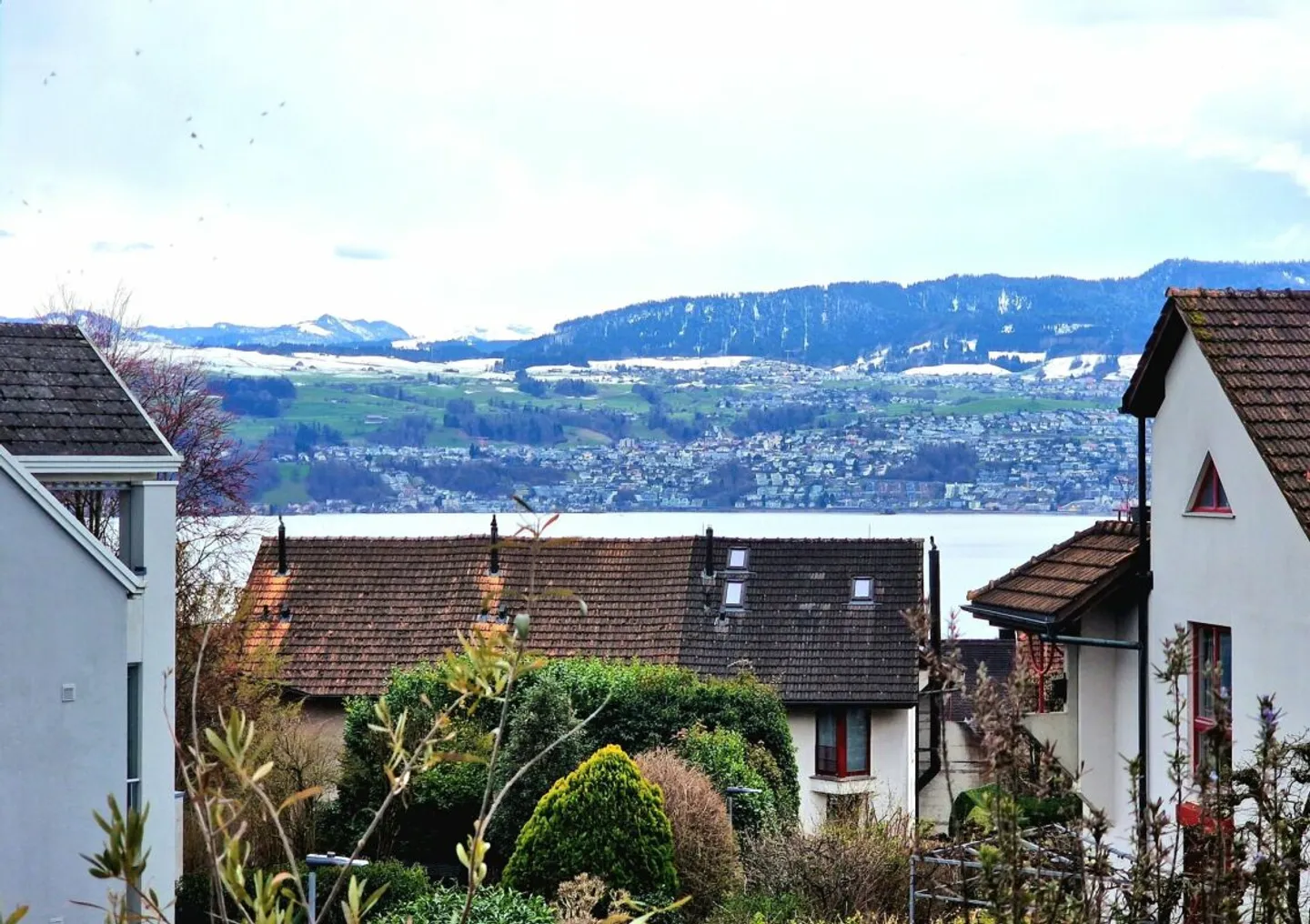 Moderner Eigentumsstandard mit See- und Bergsicht - Foto 2 von 13