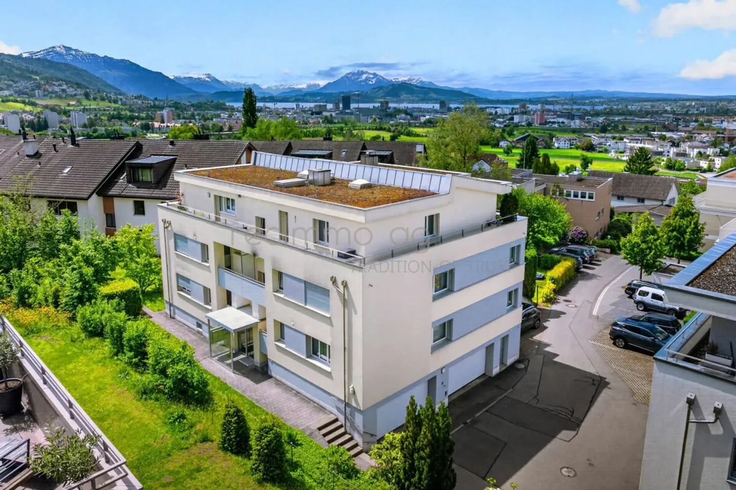 Charmant appartement de 4,5 pièces avec grande terrasse, part de jardin et vue dégagée - Photo 1 sur 12