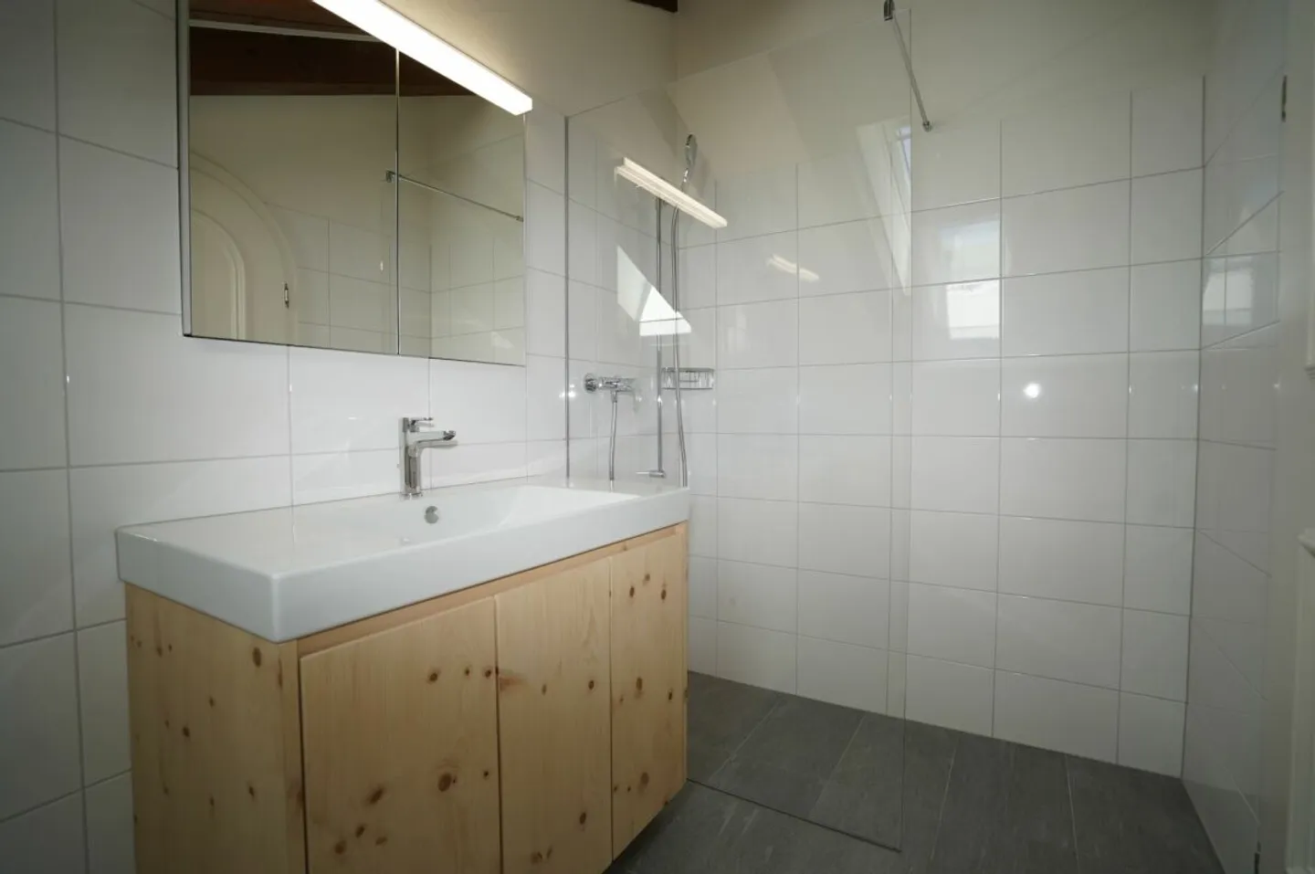 Wunderbare Dachwohnung mit Blick nach Süden - Foto 5 von 11