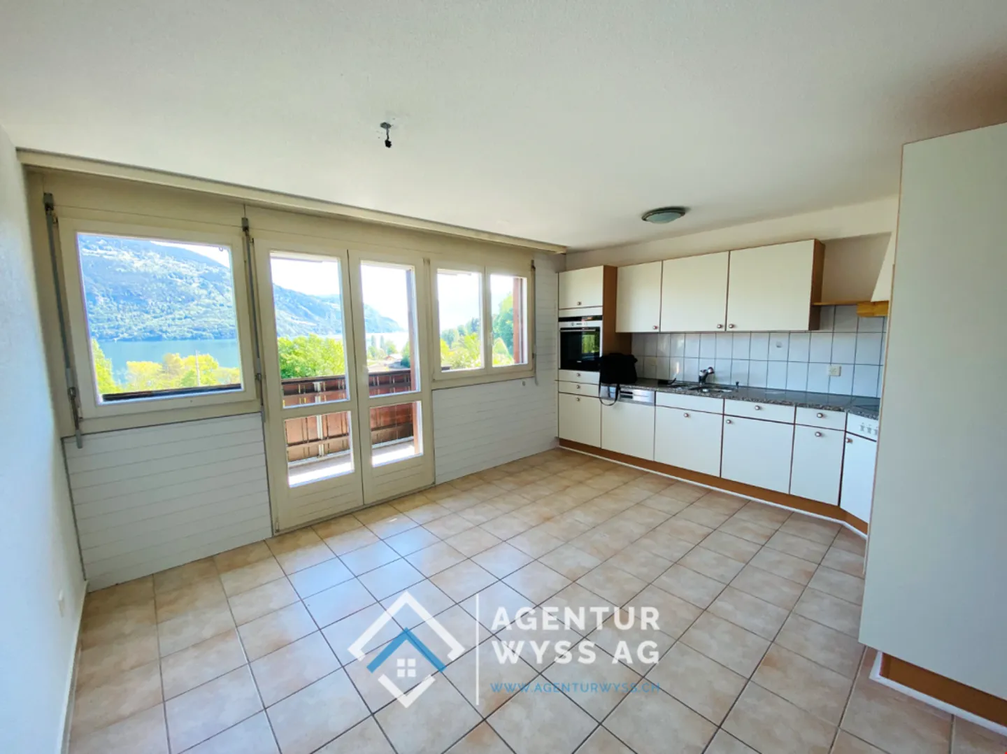 Agenzia Wyss AG: Bellissima casa a schiera 4.5 locali a Faulensee con vista lago - Foto 6 di 11