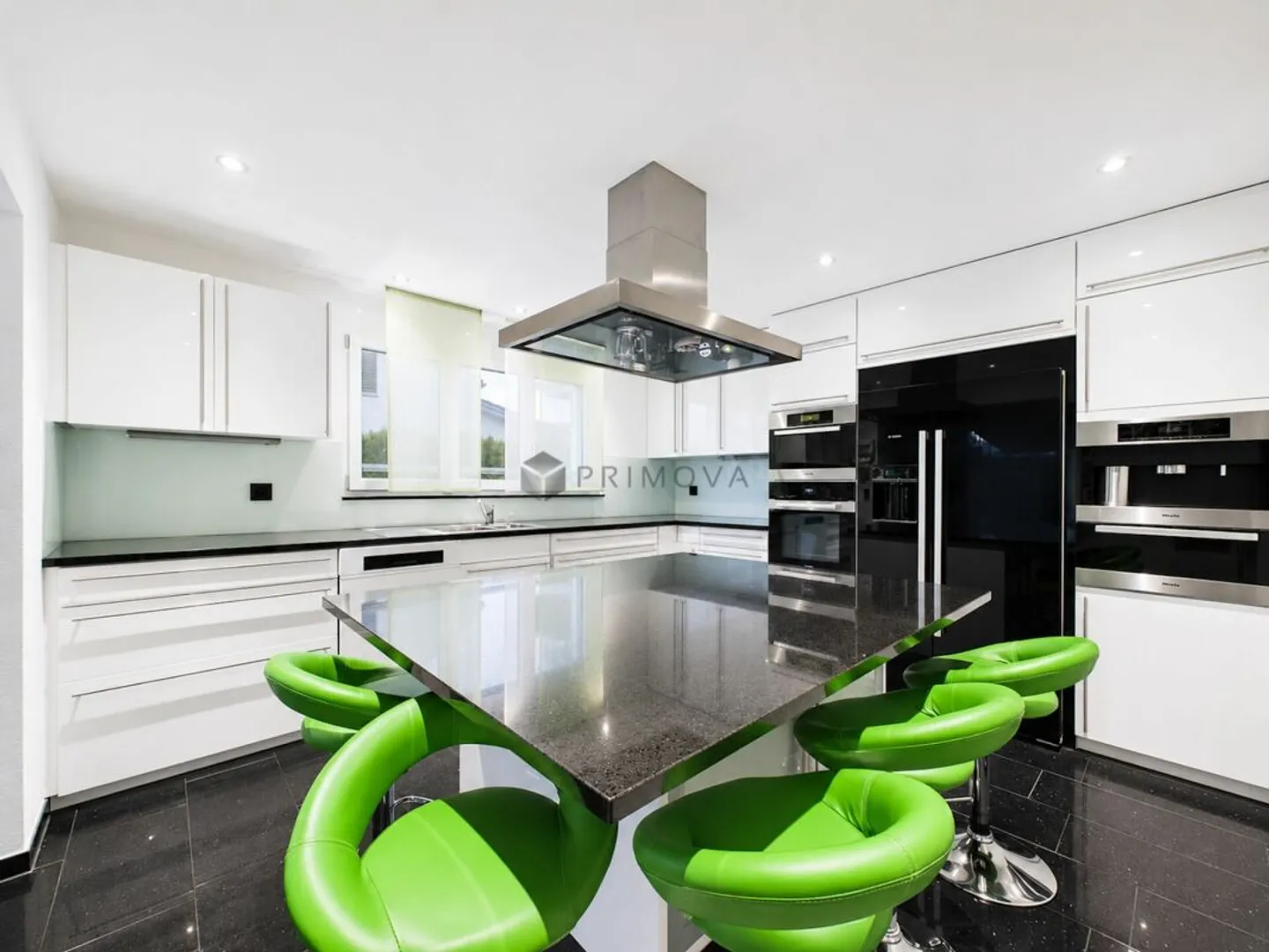 Spacious single-family house with garden, privacy, and high quality of life - Photo 3 of 11