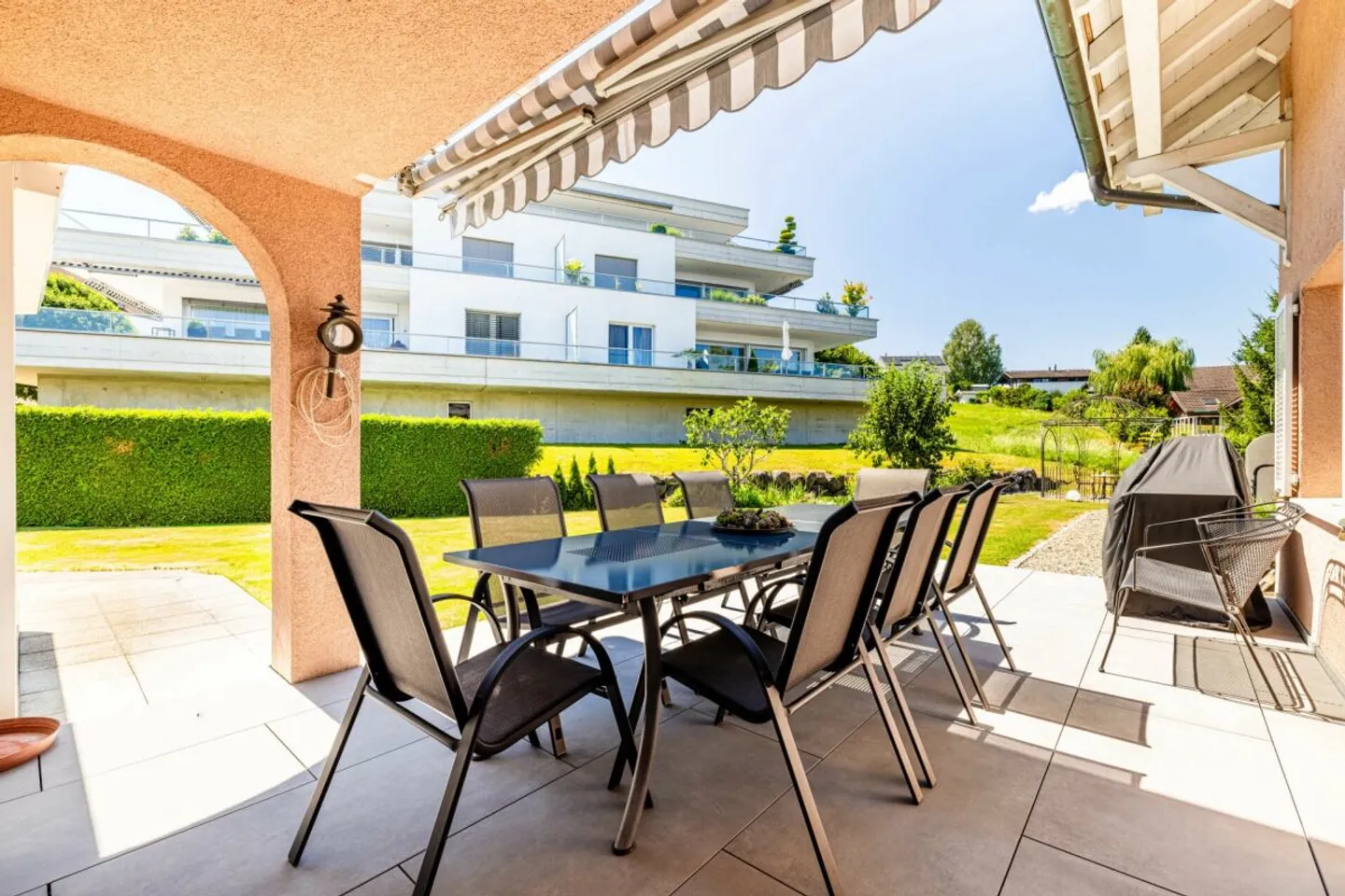 Casa unifamiliare di 5,5 stanze con garage doppio, grande giardino e vasca idromassaggio - Foto 5 di 10