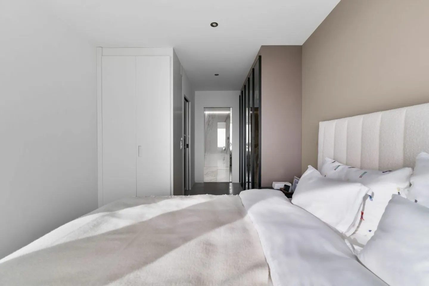 Appartement Élégant avec Vue sur le Lac - Photo 8 sur 13