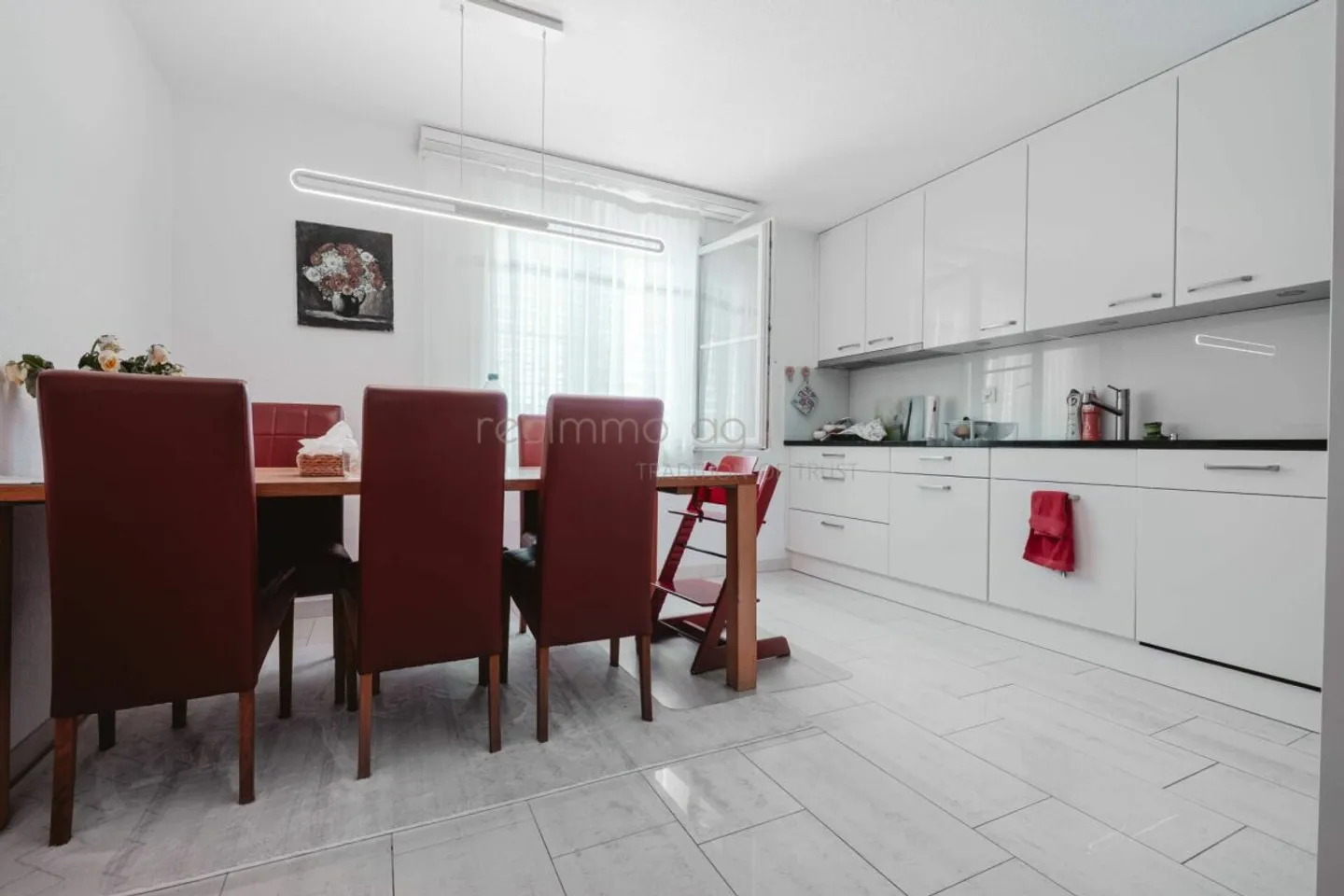 Condominium attrayant de 4,5 pièces avec balcon couvert à Cham - Photo 3 sur 13