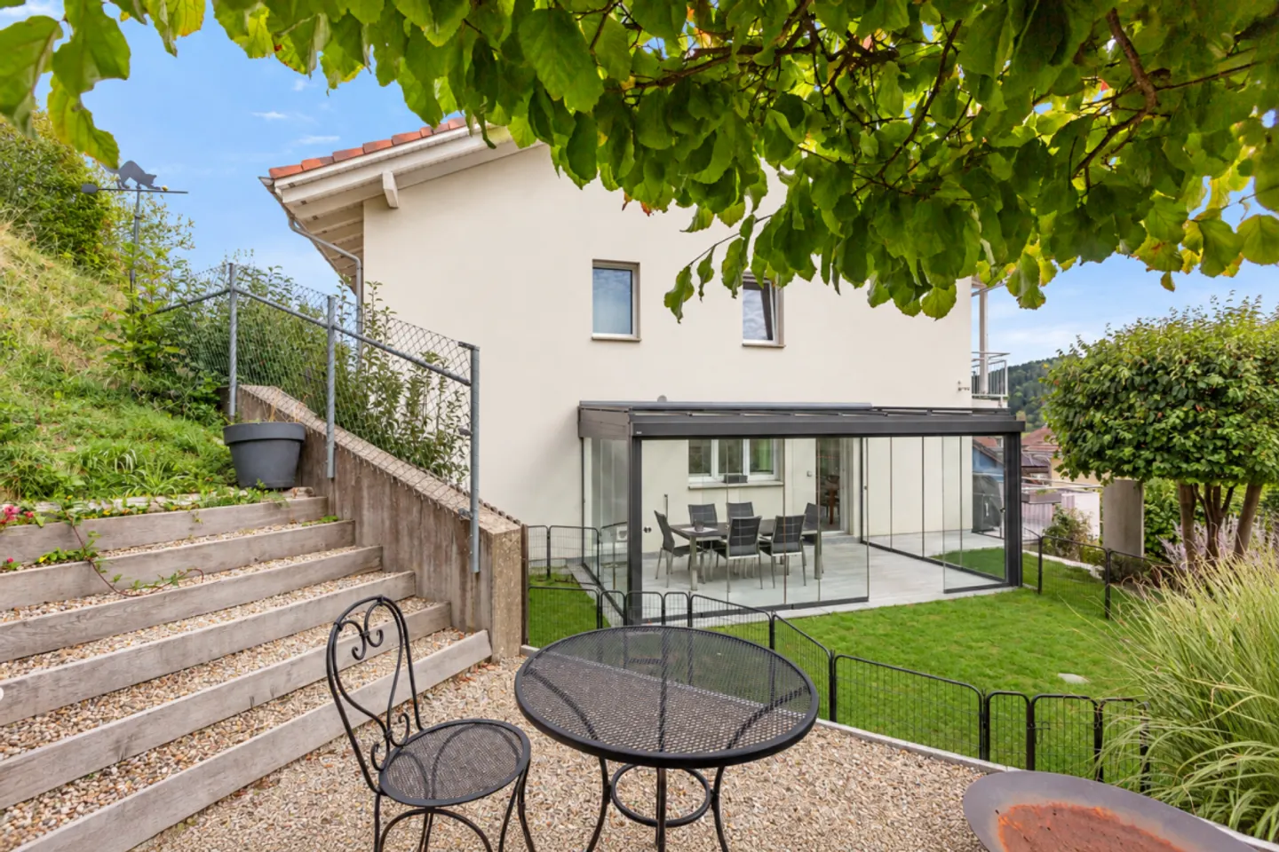 Well-maintained 5.5-room corner townhouse in a quiet residential area with idyllic garden - Photo 11 of 13
