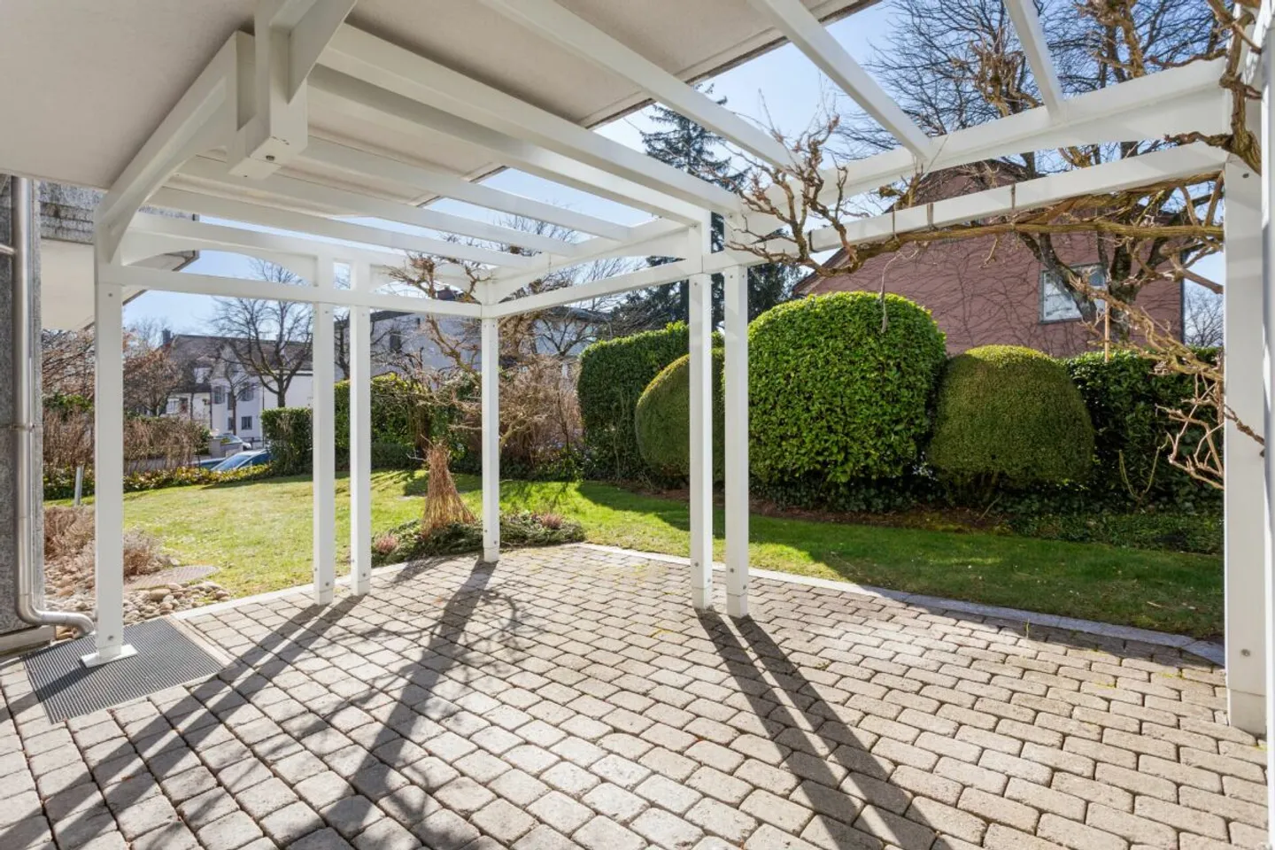 Living in a Desirable Location in Zurich - Photo 2 of 13