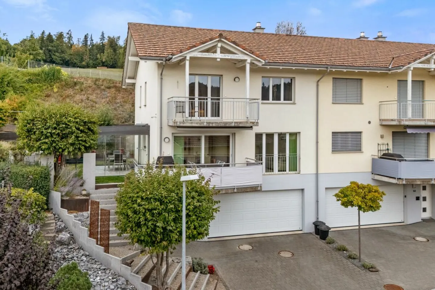 Well-maintained 5.5-room corner townhouse in a quiet residential area with idyllic garden - Photo 1 of 13