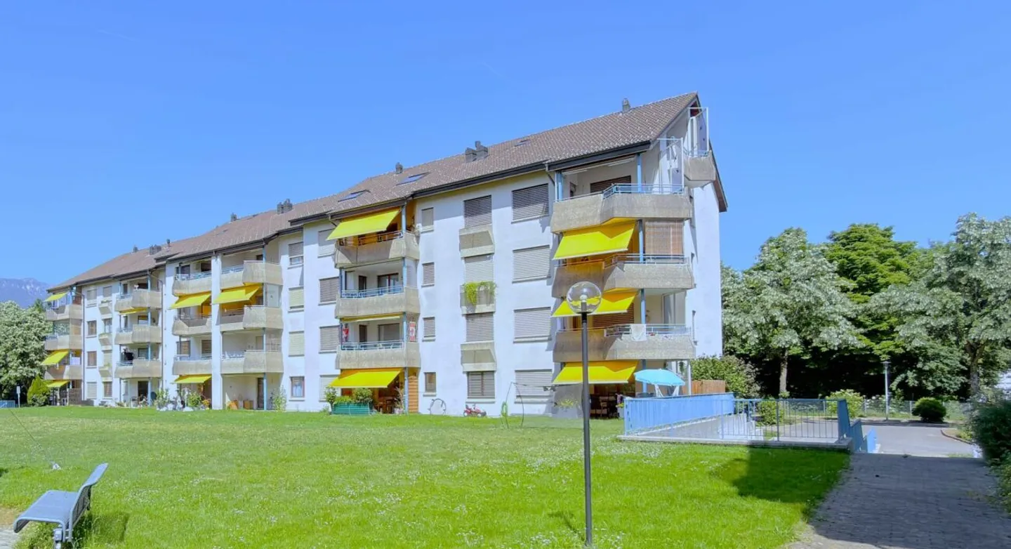 Large Renovated 5.0 Maisonette Apartment with Balcony in a Quiet Location Solothurn - Photo 2 of 13