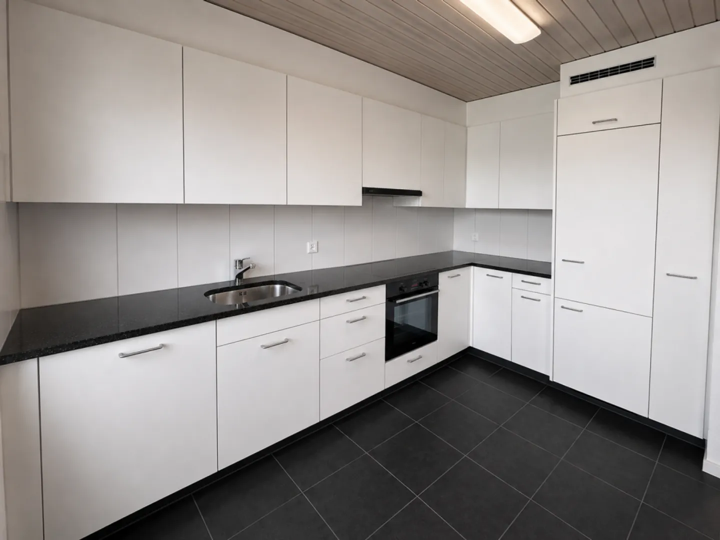 Spacious 4.5 Room Apartment with Large Balcony - Photo 4 of 9