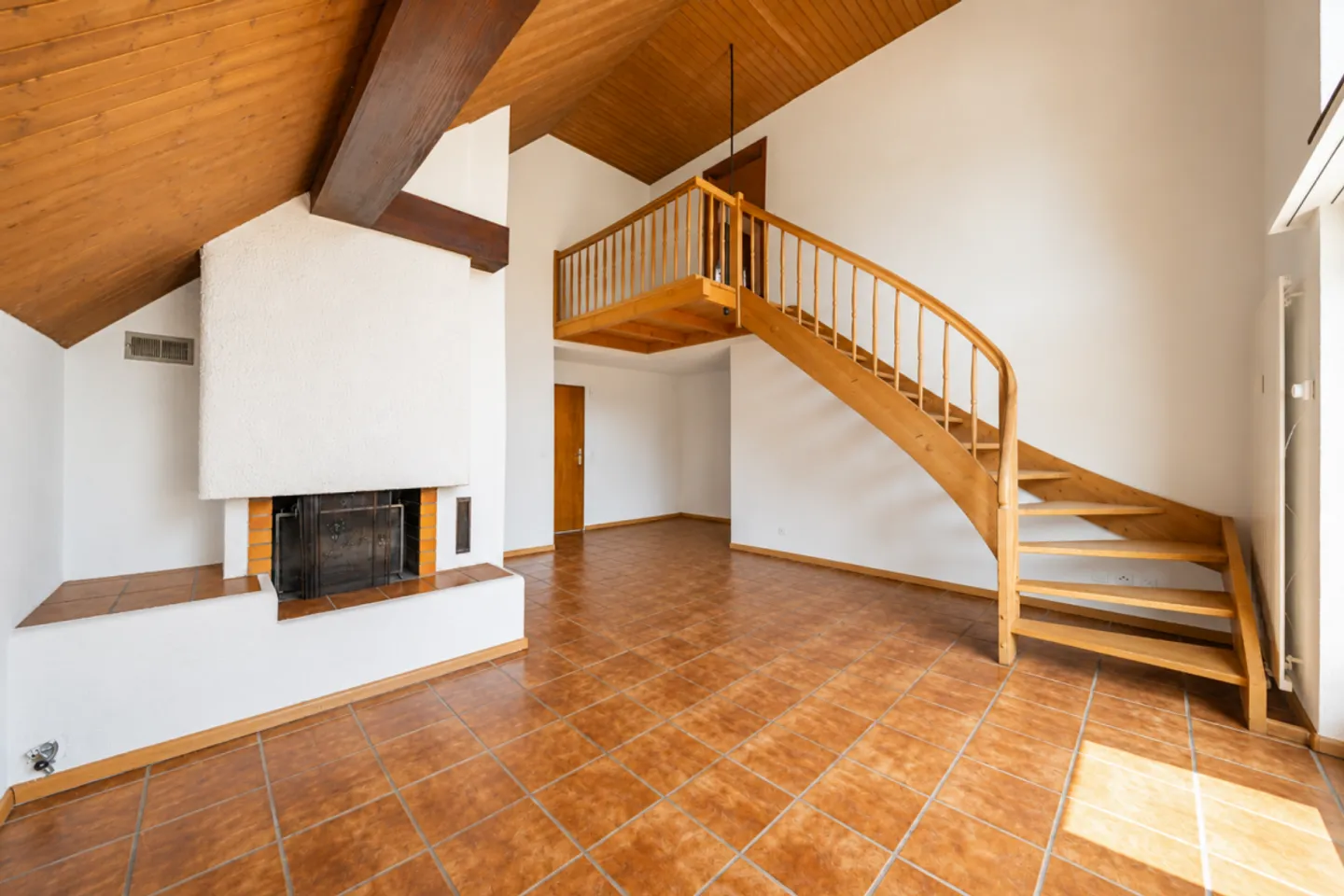 Geräumige Wohnung mit hohen Decken - Foto 4 von 13