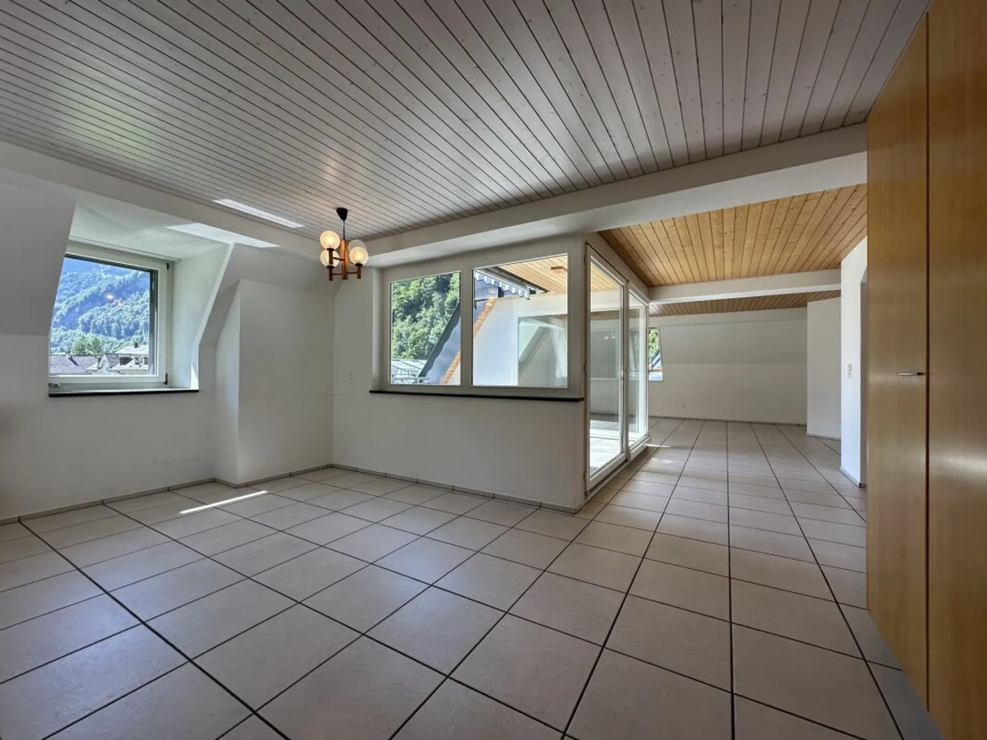 6 Zimmer Dachwohnung direkt beim Bahnhof Linthal - Photo 2 sur 13