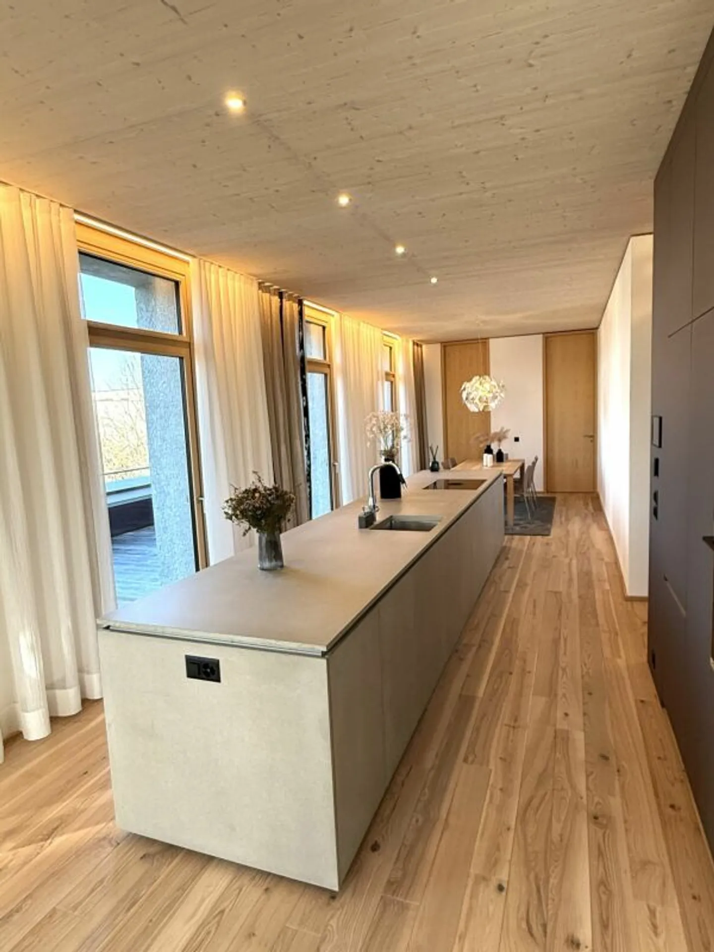 Modern and spacious 3.5-room penthouse apartment in a central residential location - Photo 1 of 13