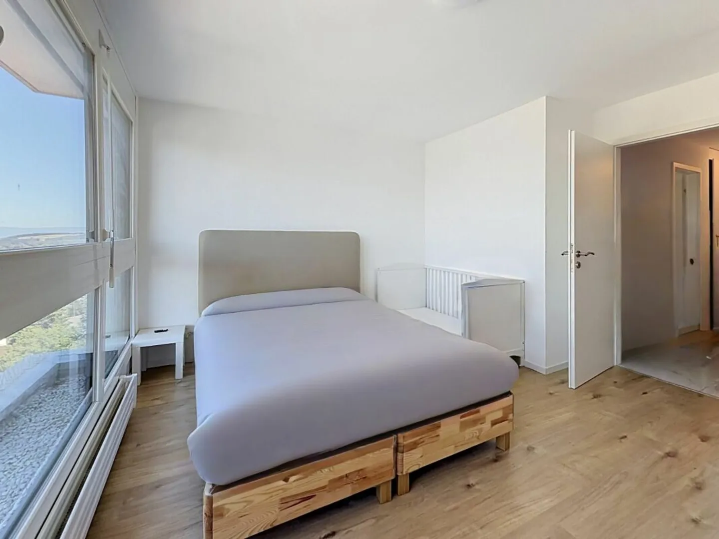 Charming 4.5-room renovated apartment with balcony and view of the cathedral - Photo 7 of 11