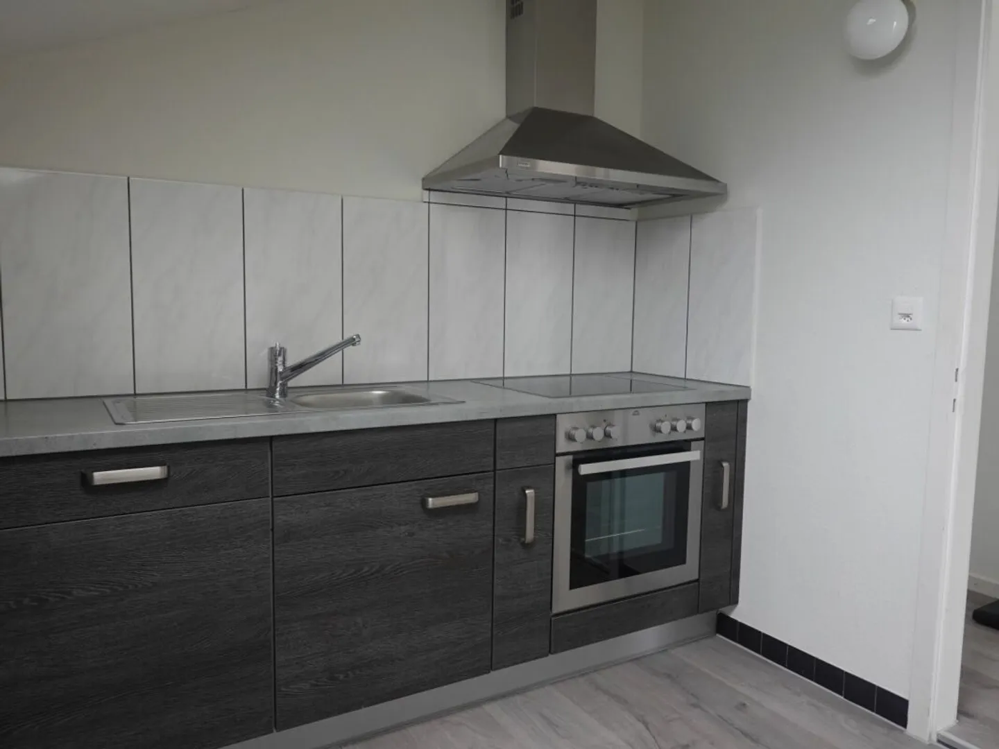 Appartement abordable de 2,5 pièces dans les combles - Photo 3 sur 5