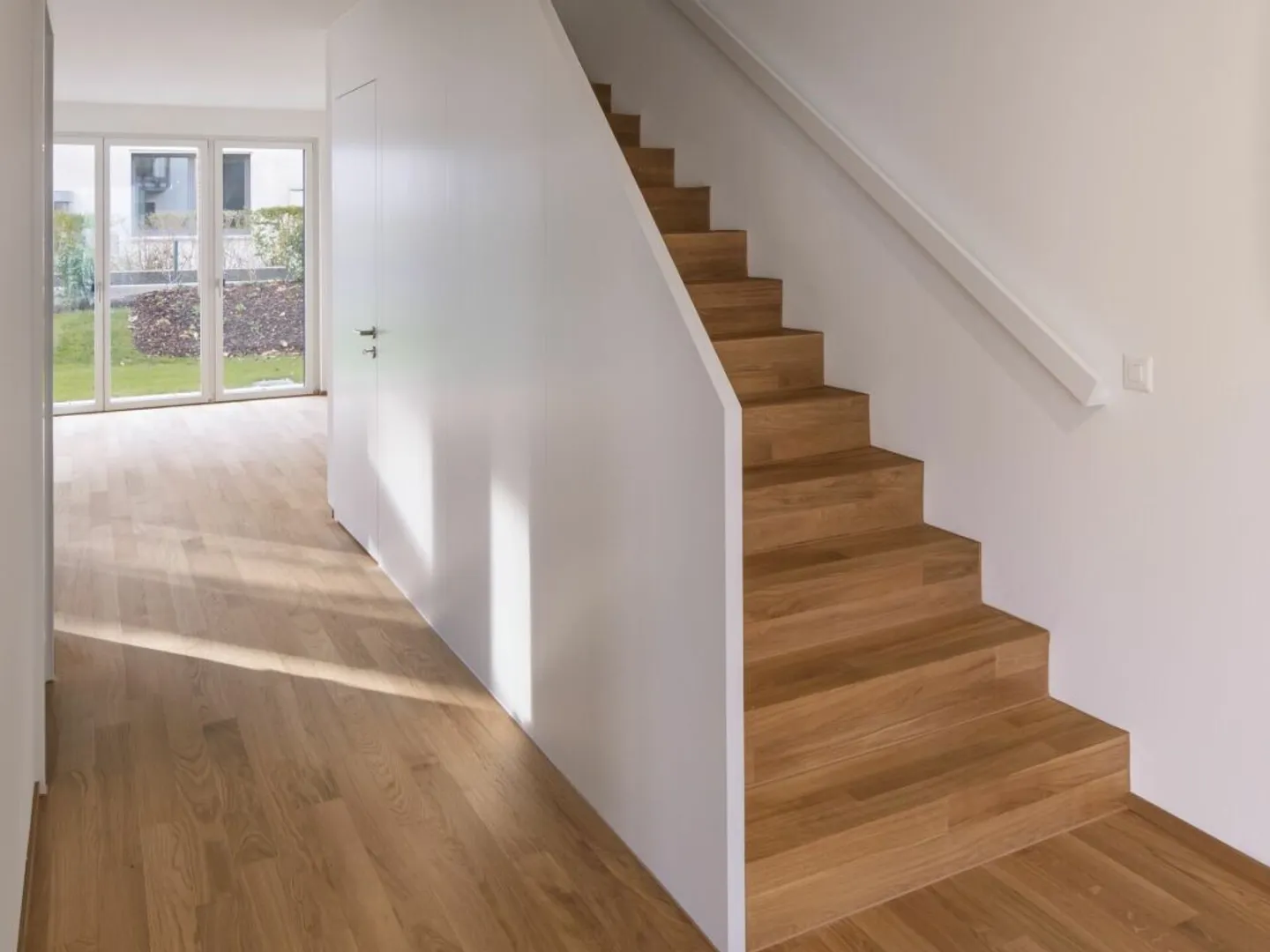 Maisonette de 4,5 pièces avec une sensation de maison et un jardin charmant - Photo 8 sur 13