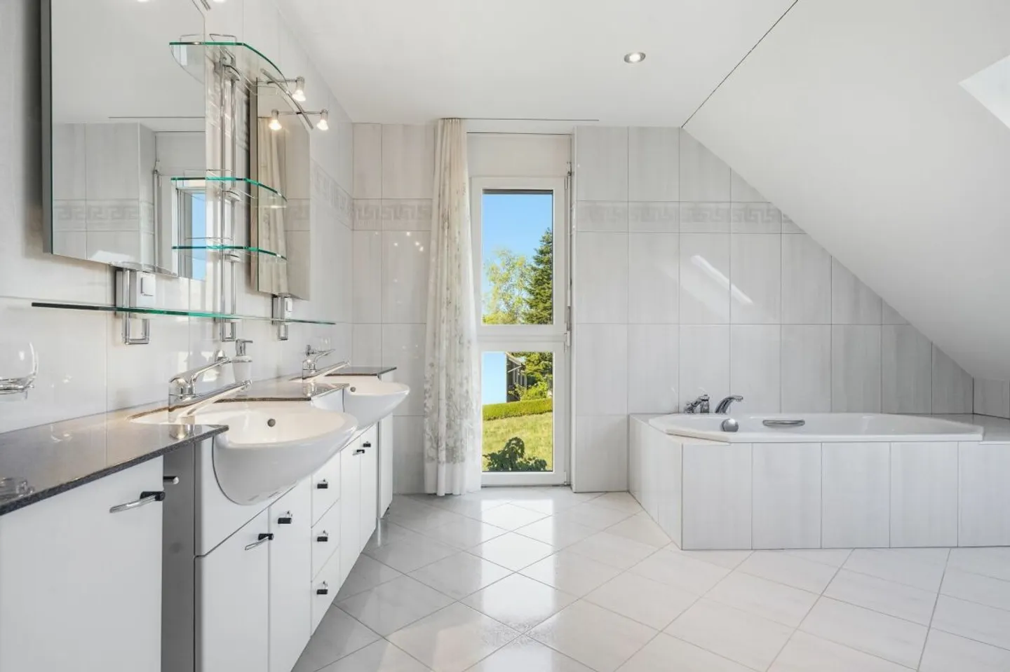 Well-maintained 5.5 room single-family house with dream garden in Rünenberg - Photo 9 of 13