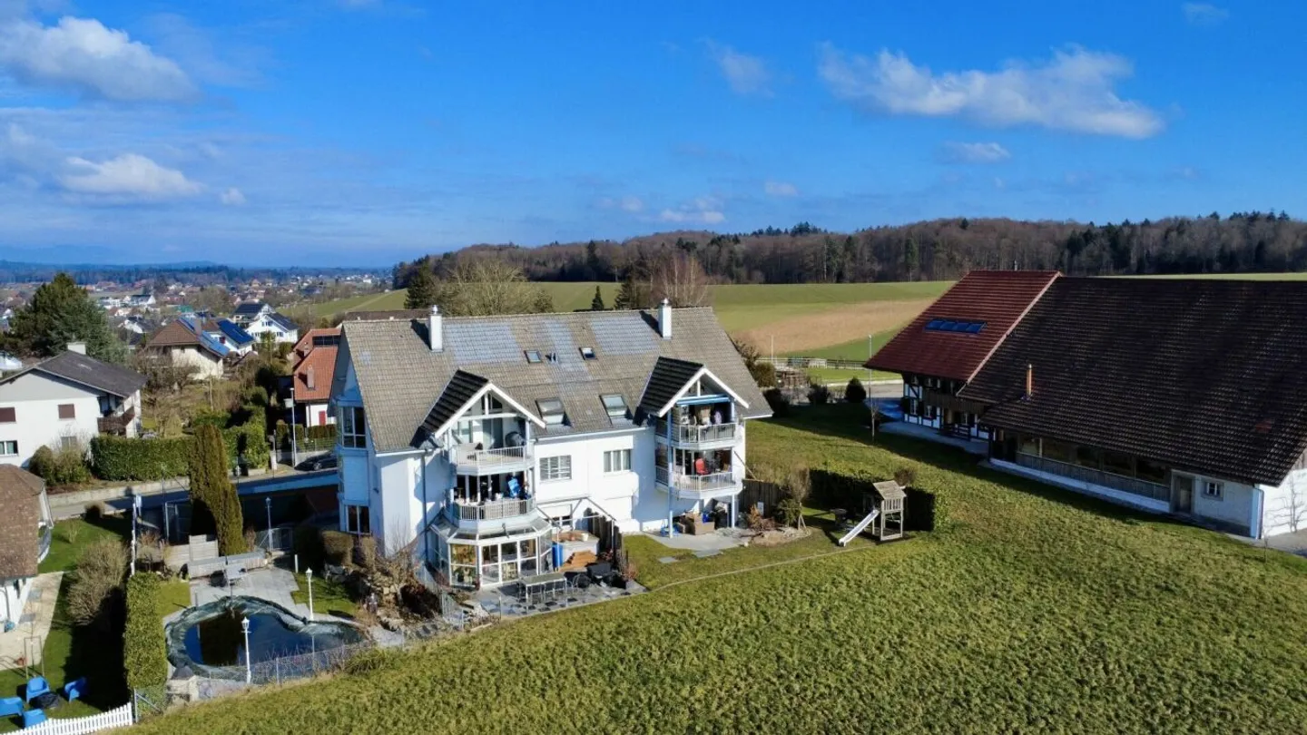 Moderno appartamento di 4,5 stanze con piscina, campo da tennis e finiture di alta qualità - Foto 1 di 5