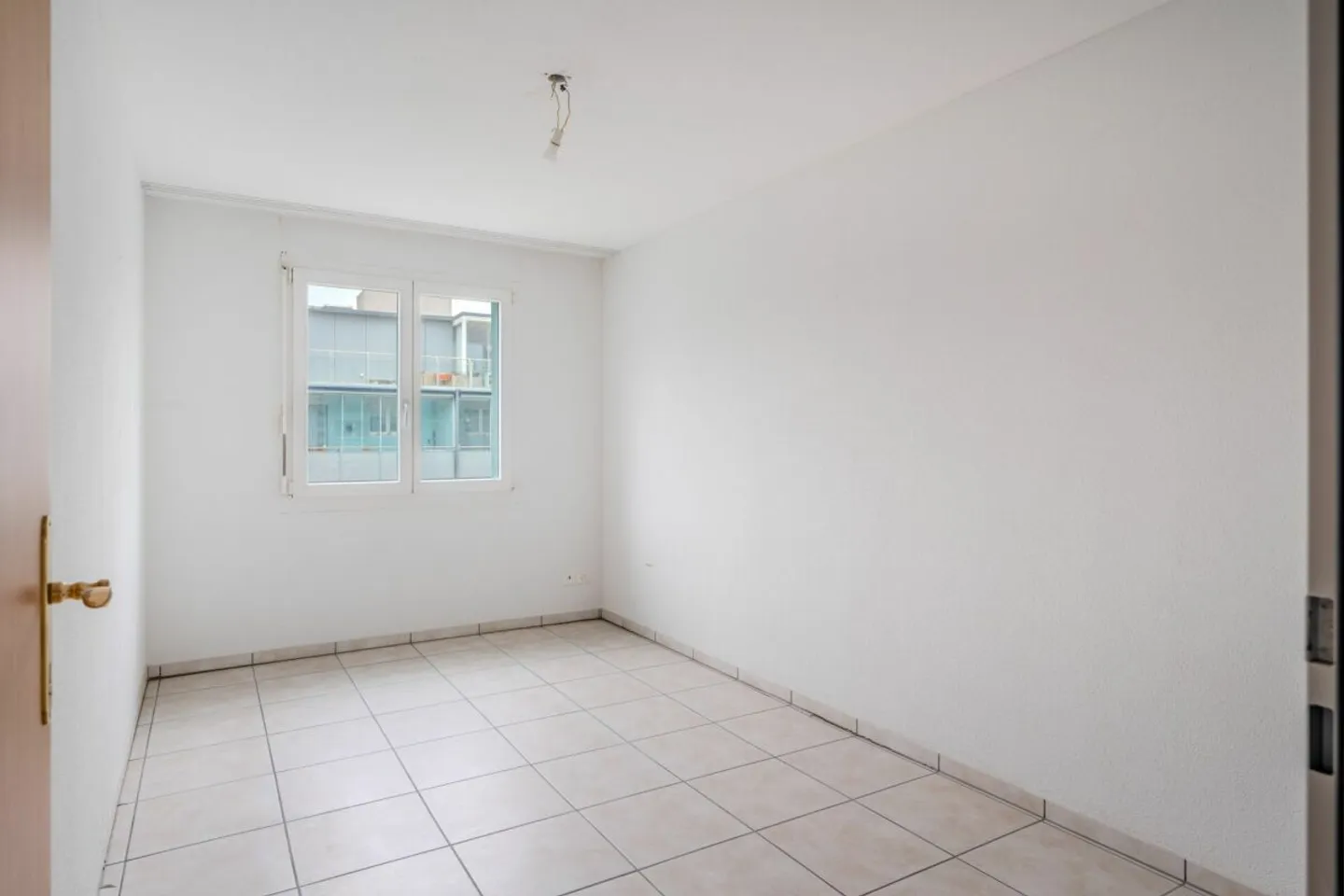 4.5 Room Apartment with Exciting Floor Plan in Ideal Location - Photo 7 of 13