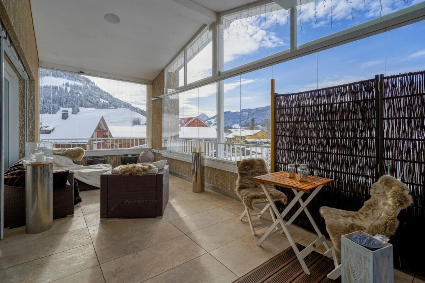 Un luxe pur! Élégante oasis de 4,5 pièces avec une hauteur sous plafond de 6 m, salle de bain spa attenante et loggia vitrée - Photo 9 sur 13