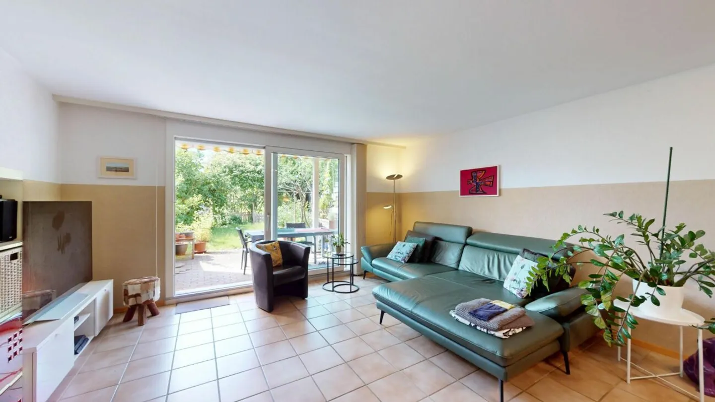 Quietly located 6.5-room terraced family house with plenty of space - Photo 2 of 11