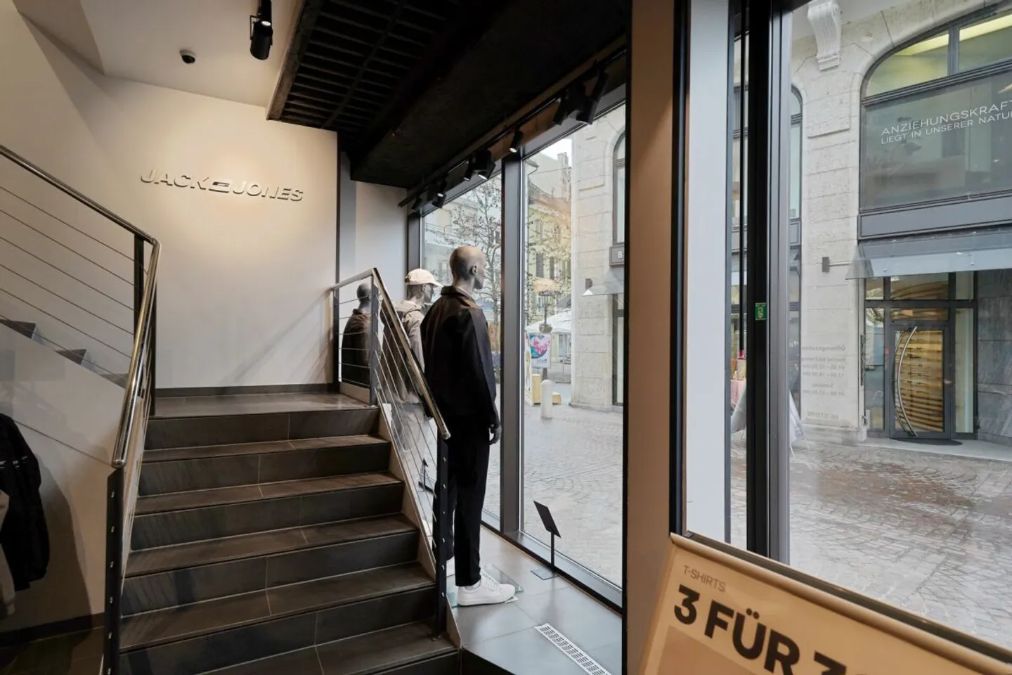 Casa multifamiliare completamente affittata in posizione privilegiata 4,9% di rendimento lordo con potenziale di sviluppo - Foto 2 di 13