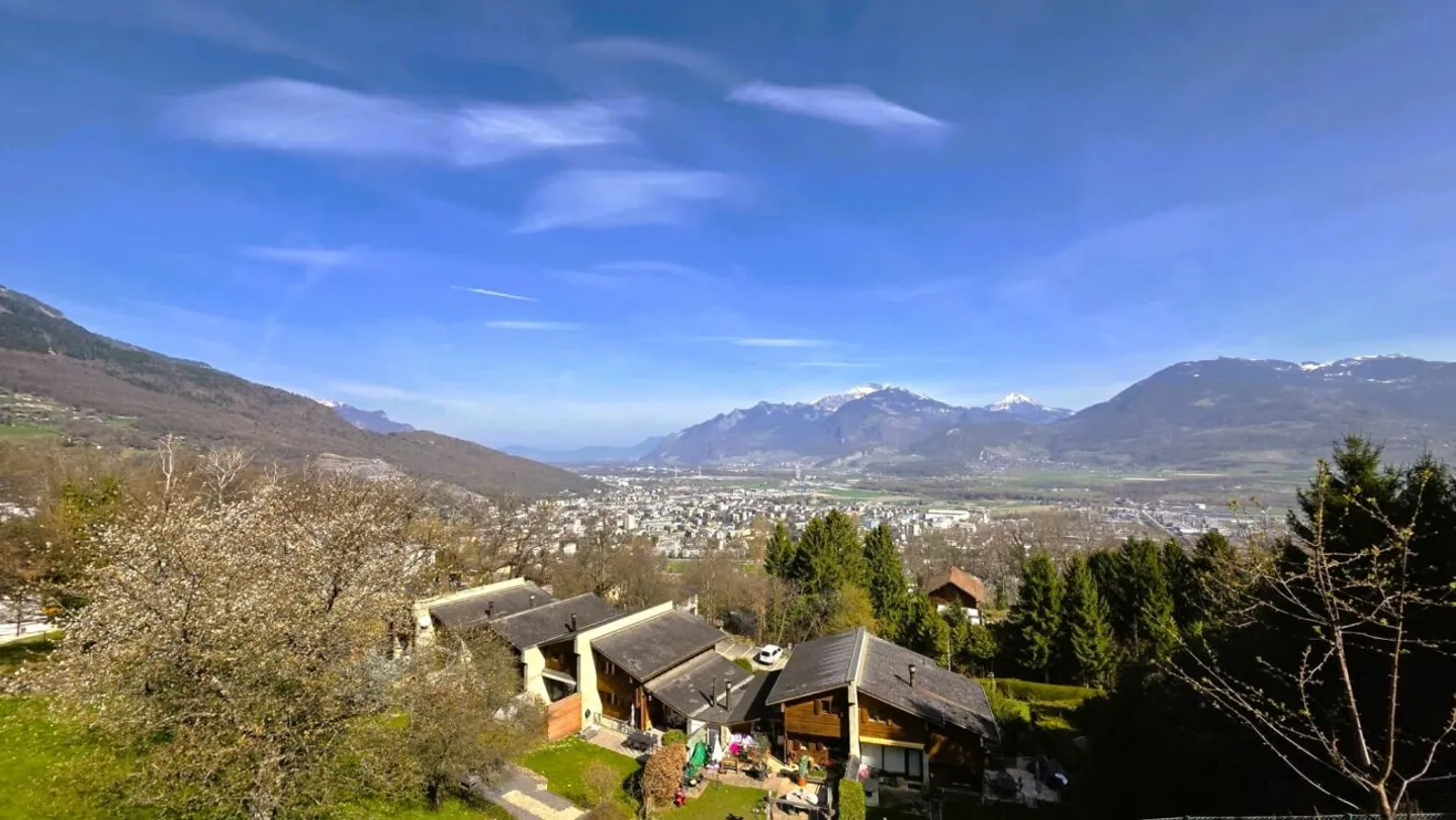 Villa mit Baugrundstück - Foto 1 von 11