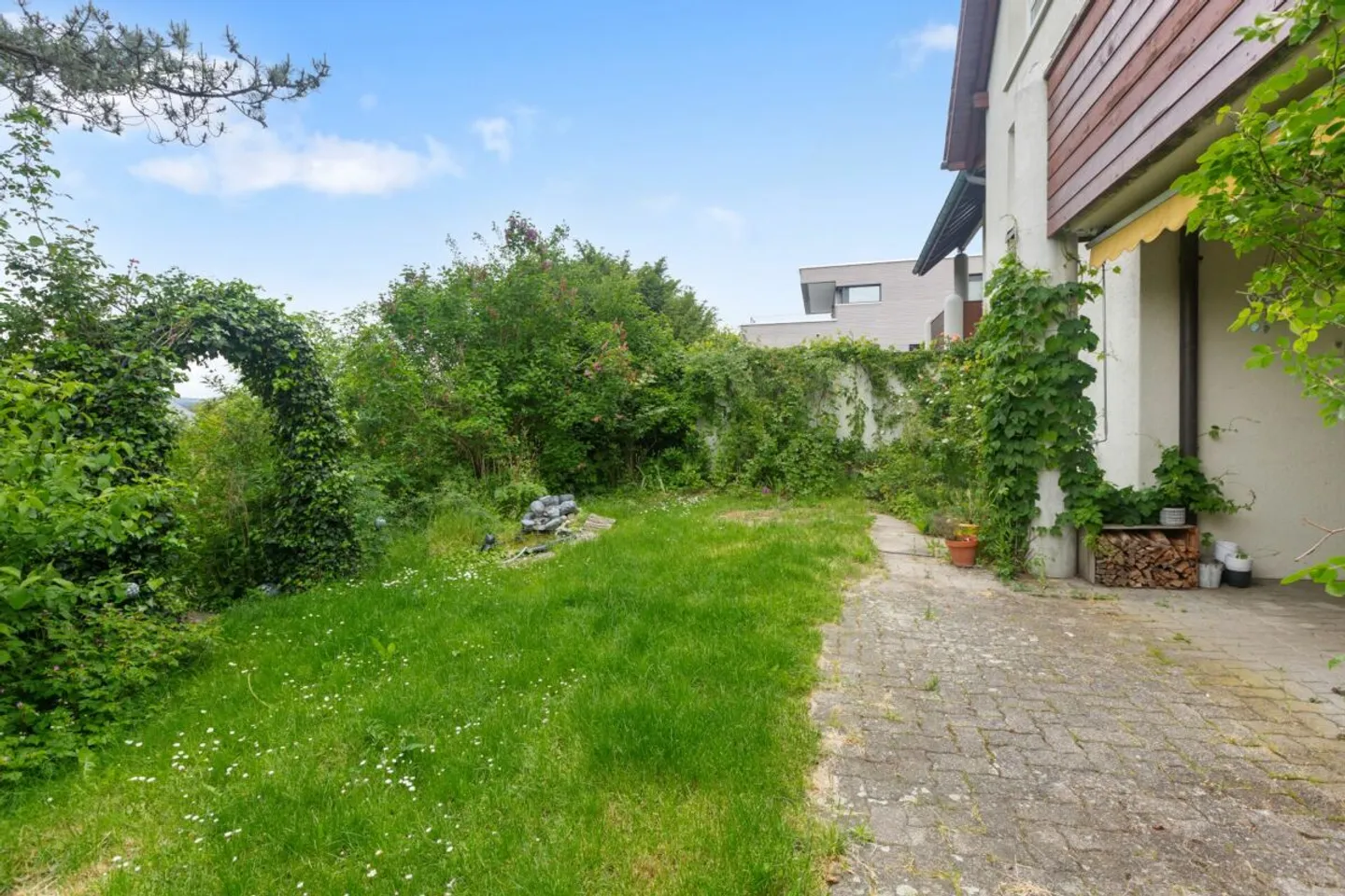 6.5-Room House with Plenty of Surroundings and Privacy - Photo 10 of 13