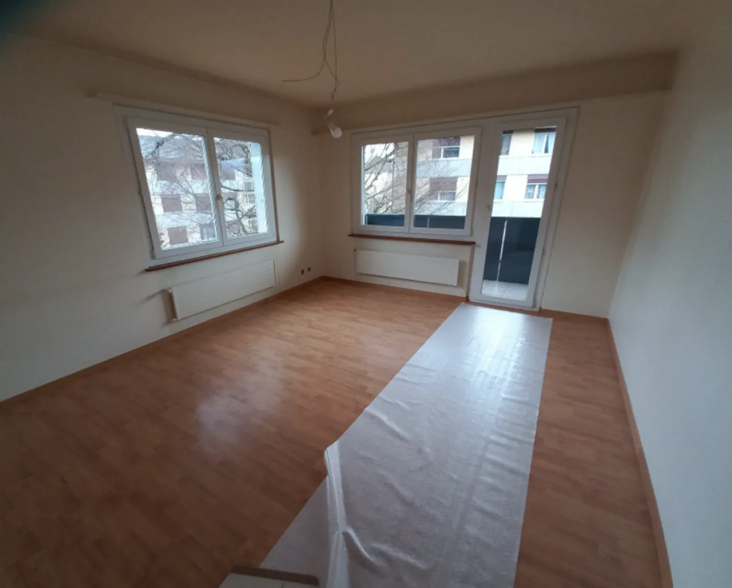 Bel appartamento di 2,5 locali con balcone molto ben posizionato vicino alla stazione dei mezzi pubblici e ai centri commerciali, in una zona tranquilla - Foto 2 di 5