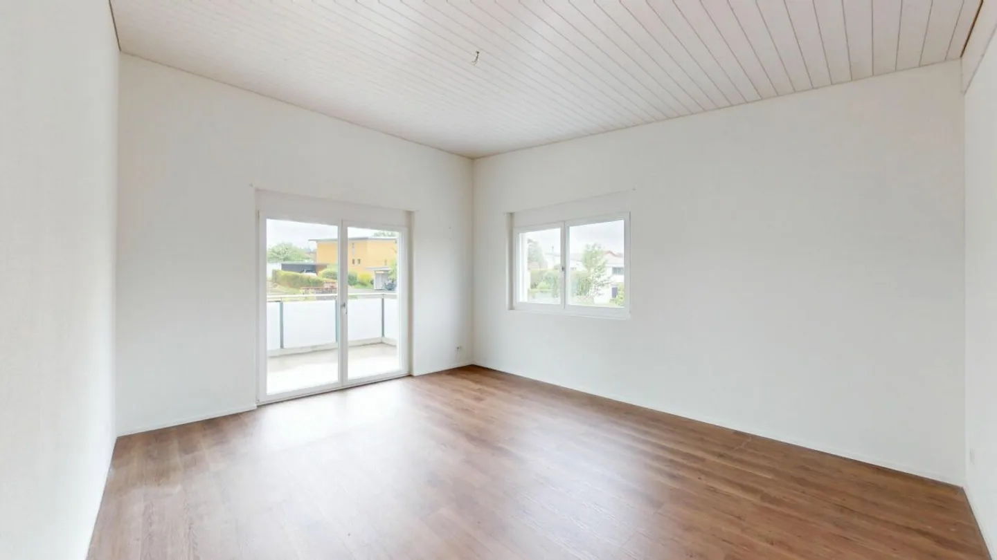 Spacious single-family home with garden, balcony, and high-quality furnishings - Photo 6 of 9