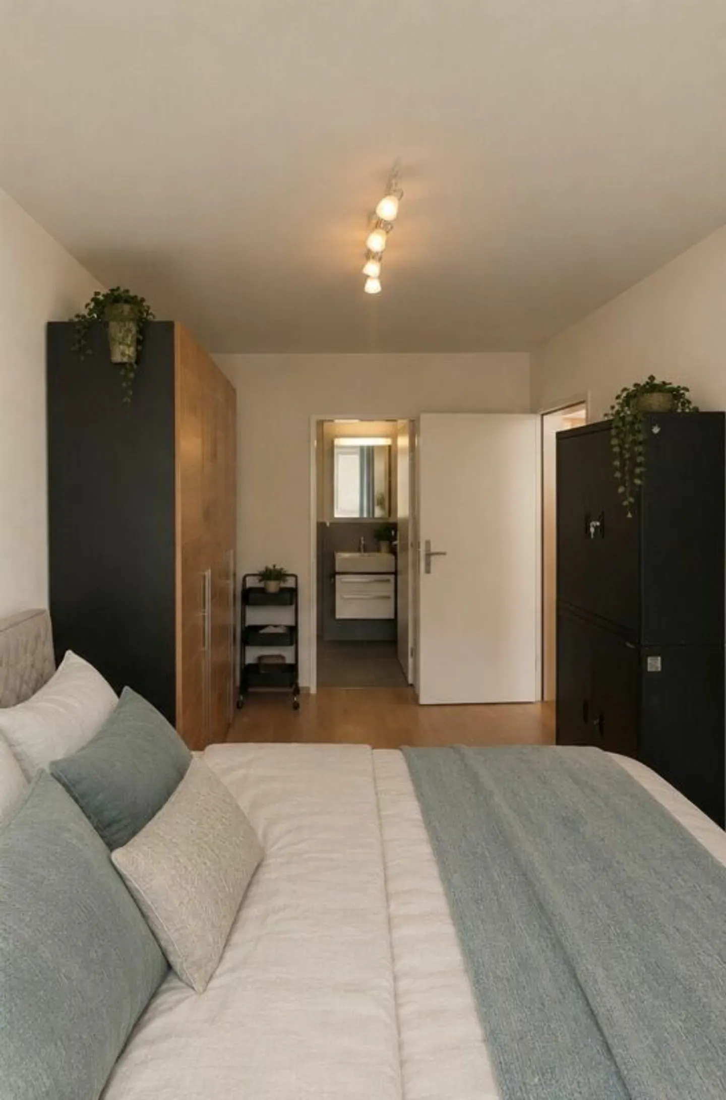 Furnished, nearly new penthouse apartment with magnificent mountain view - Photo 8 of 13