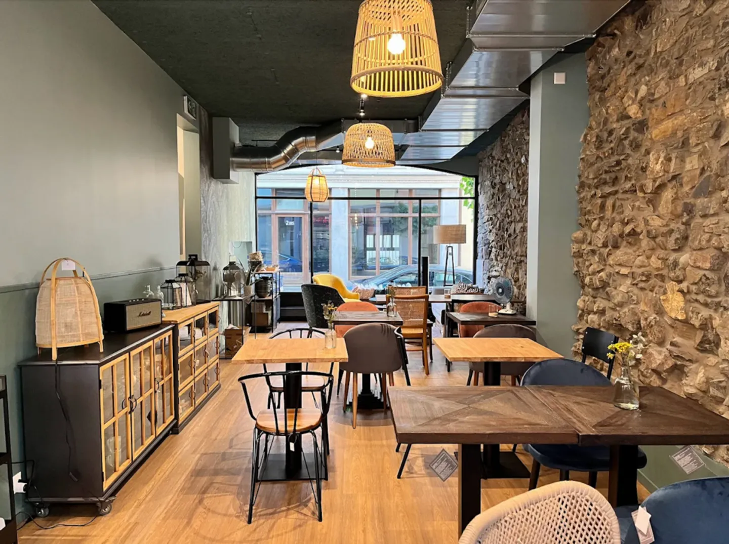 Unique Café Concept in Eaux Vives - Photo 1 of 13