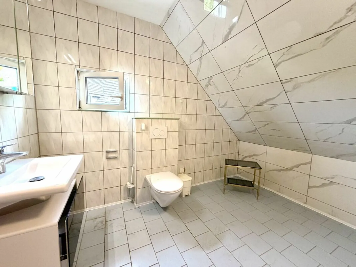 Yield property with 20 rooms and historical charm in Bünzen! - Photo 9 of 13