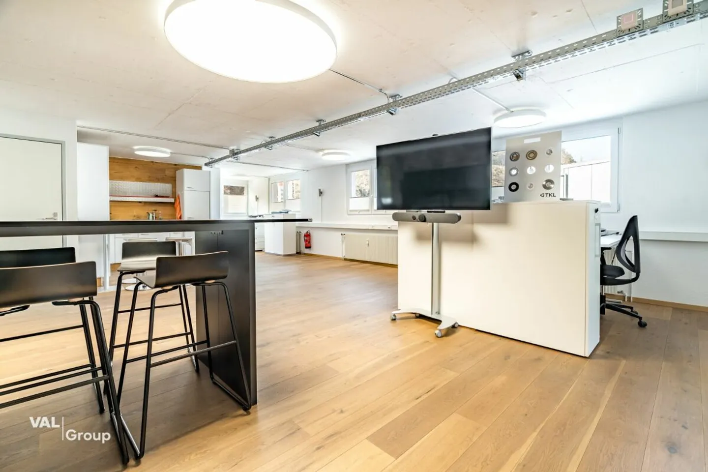 Versatile commercial premises with storage and office - ideal for SMEs or service providers - Photo 7 of 13