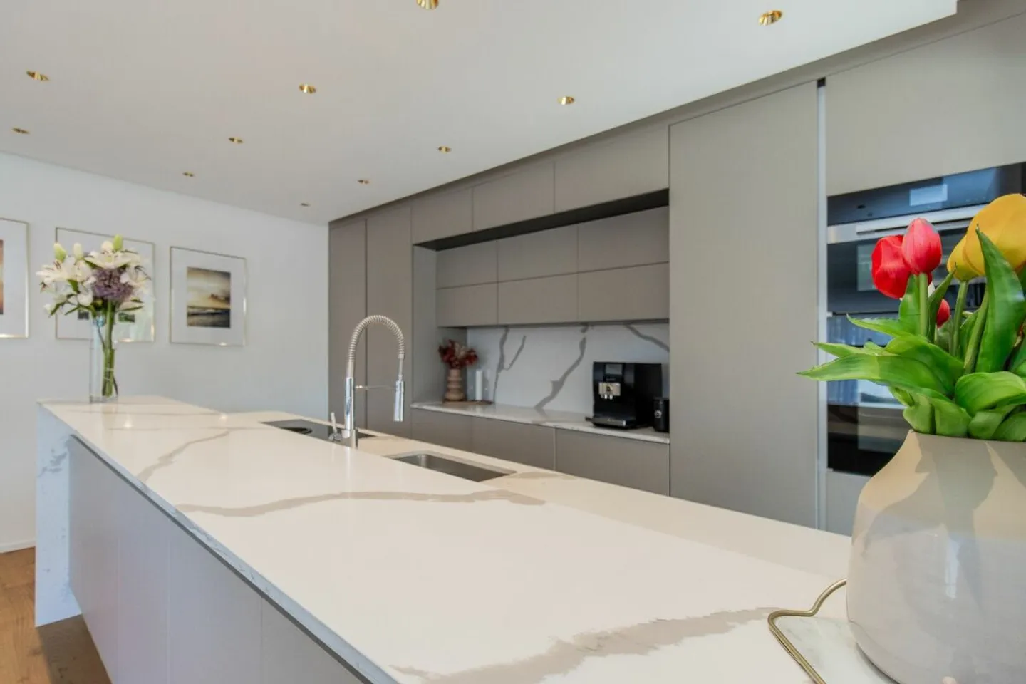 Design trifft Wohnkomfort - 5.5-Zimmer-Einfamilienhaus mit hochwertigem Ausbau und Aussenpool - Foto 11 von 13