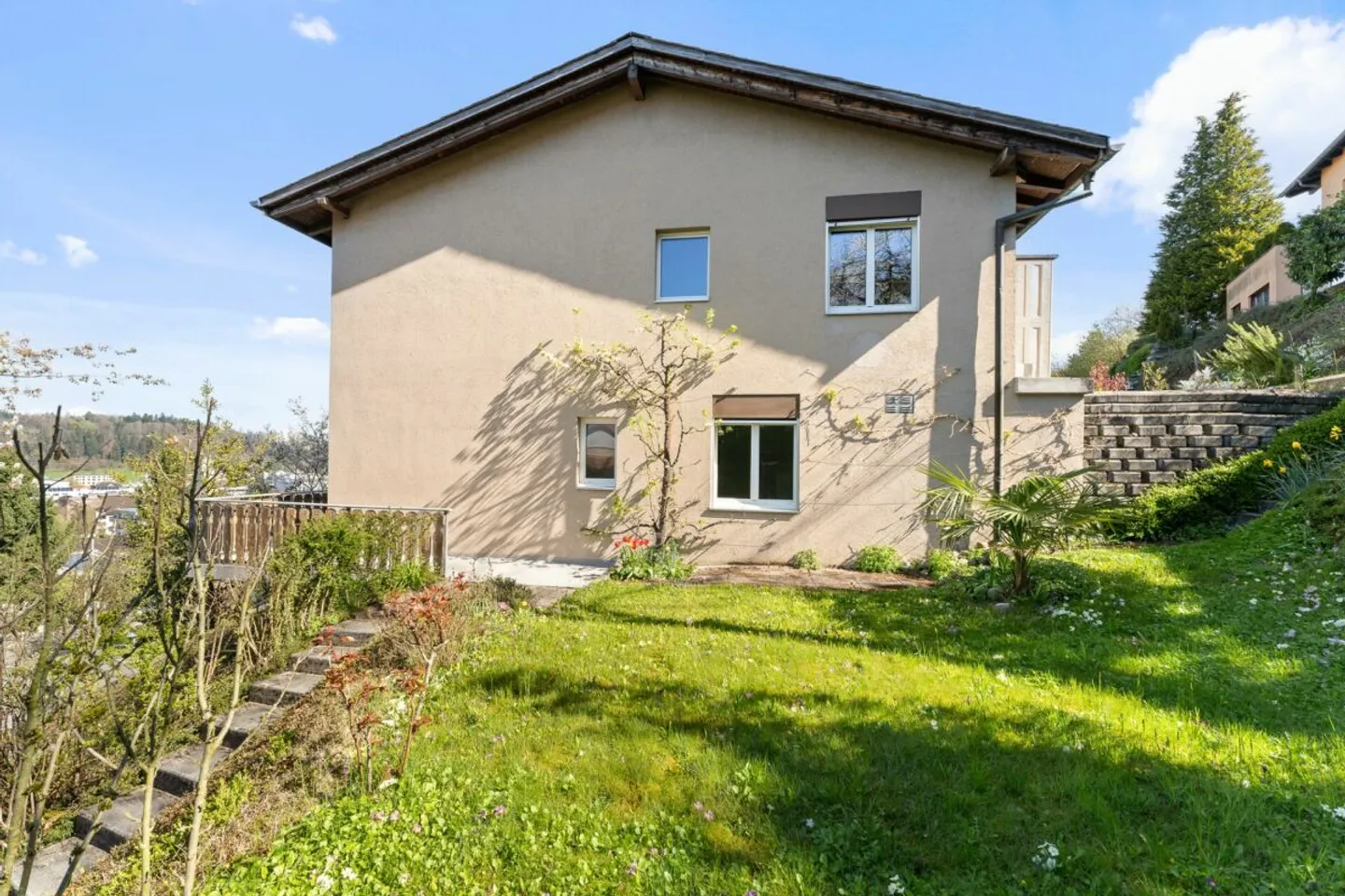 Affascinante casa bifamiliare di 6,5 stanze con vista e potenziale a Ebikon - Foto 8 di 8