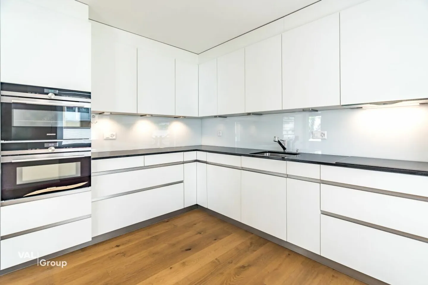 Exclusive 5.5-room apartment with single-family home character - prime location - Photo 4 of 13