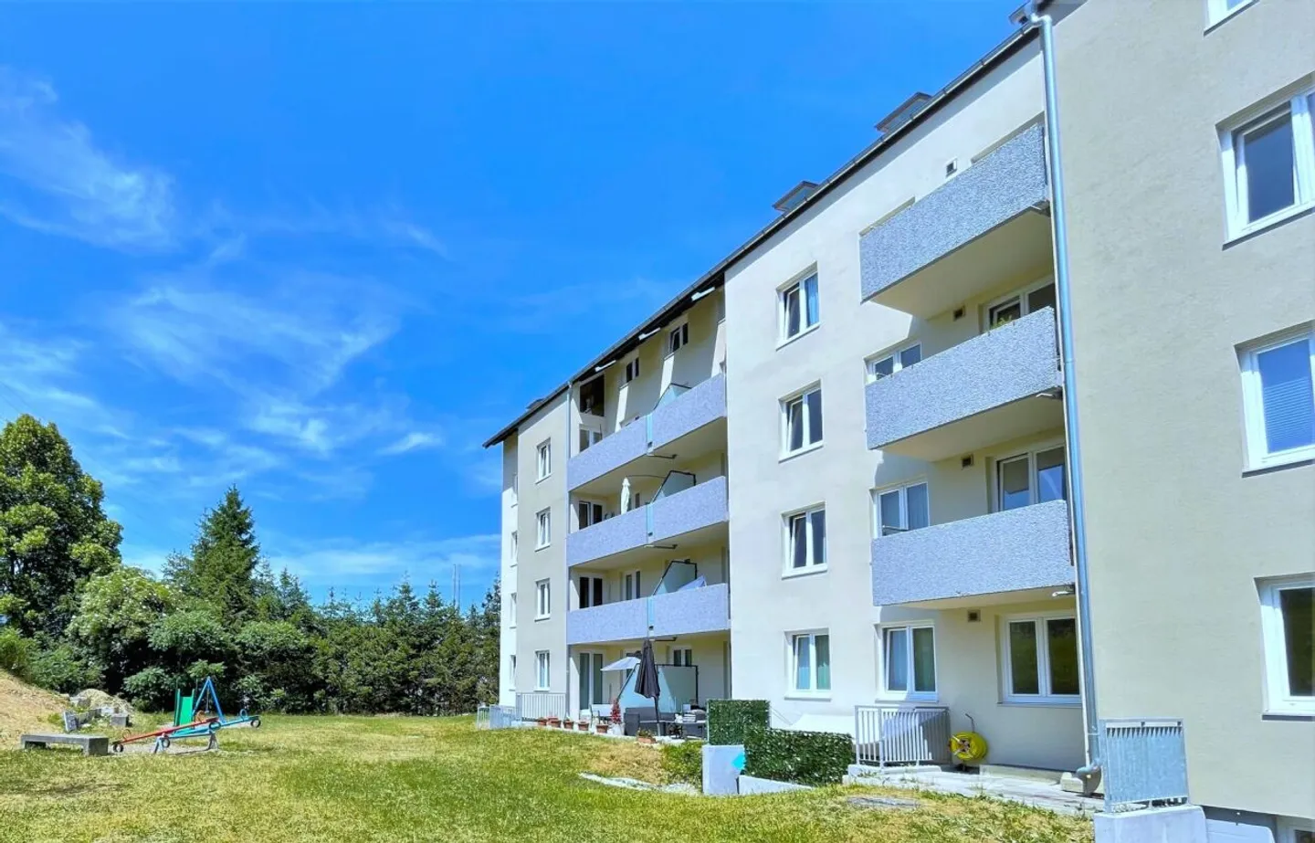 Spacious 2.5 room apartment in a quiet area with balcony, parking space and good accessibility - Photo 1 of 13