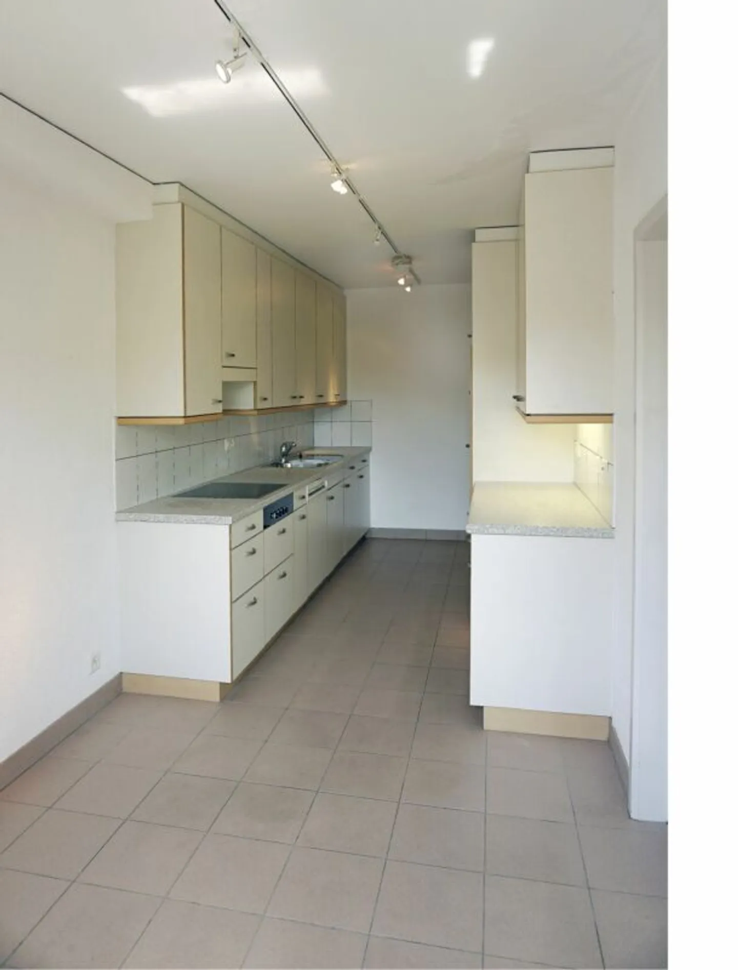 Attraktive 4,5-Zimmer-Wohnung im beliebten Gellertquartier mit 2 Einstellhallenplätzen - Foto 3 von 13