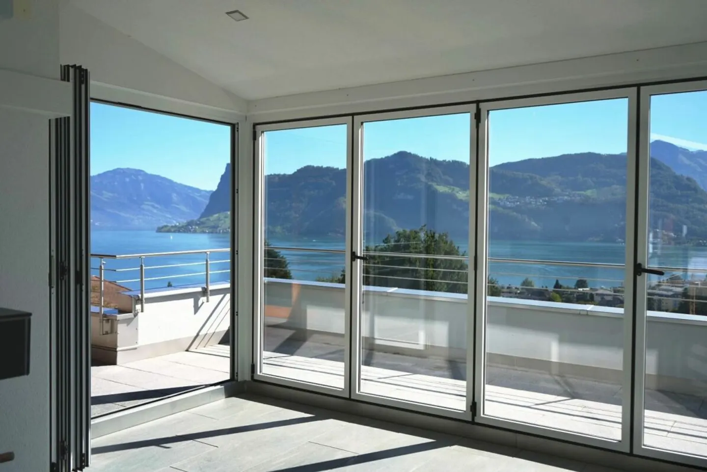 Appartement duplex exclusif de 5½ pièces avec vue panoramique sur le lac et les montagnes à Hergiswil - Photo 4 sur 13
