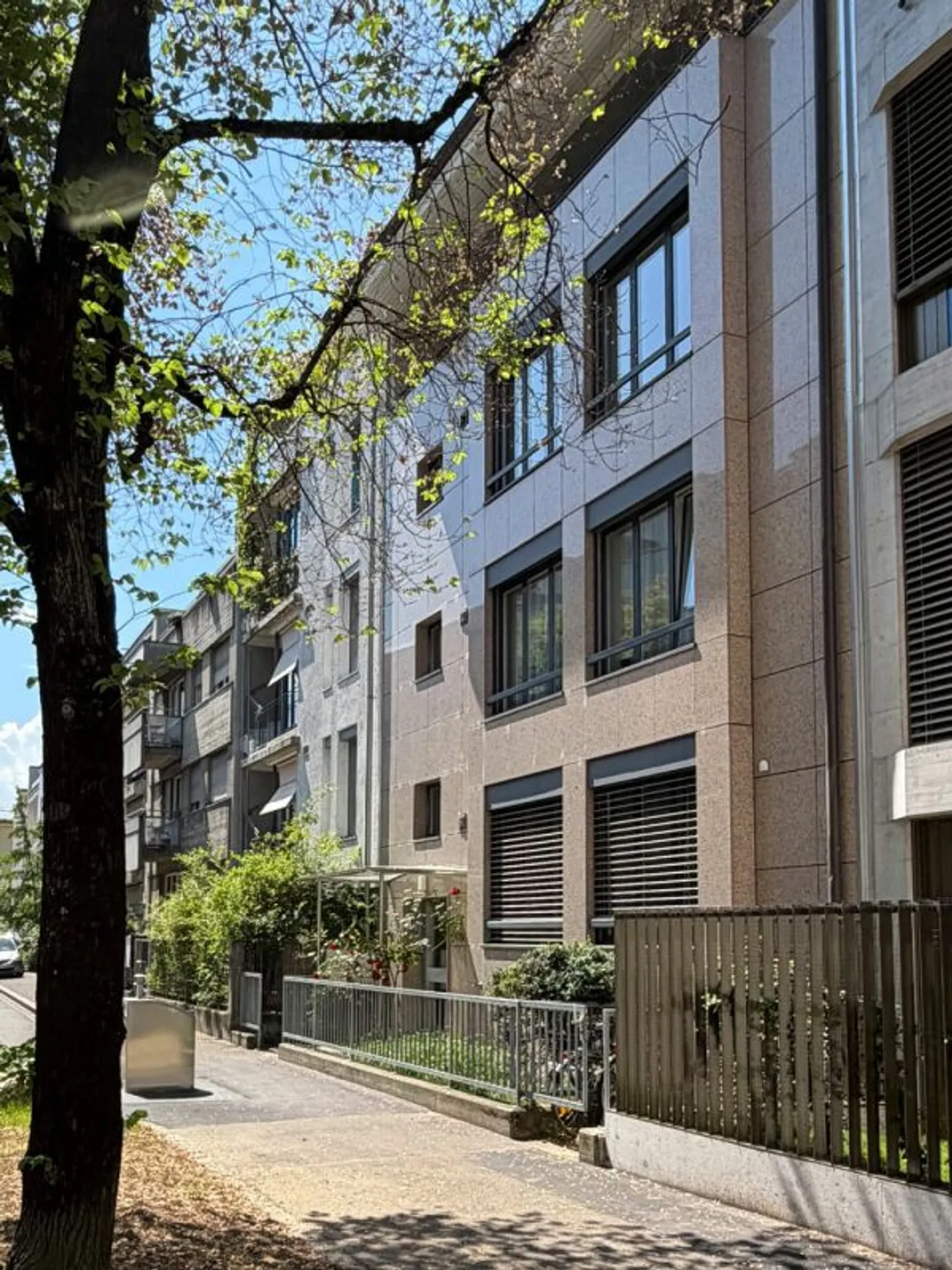 Casa plurifamiliare con 3 appartamenti nel quartiere centrale di Bachletten - Foto 2 di 13