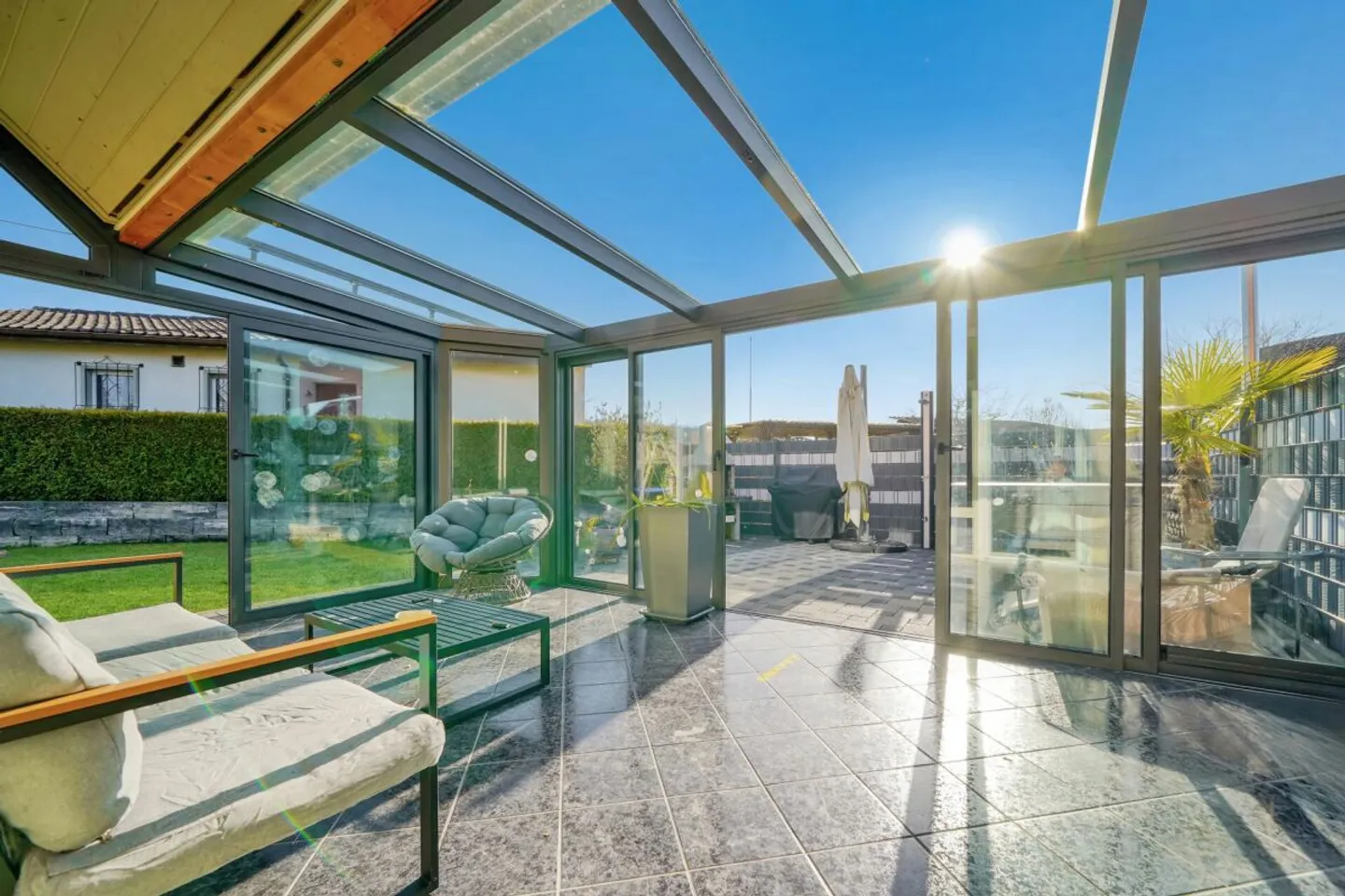 Maison jumelée ensoleillée avec jardin d'hiver à Buttenried, à 15 minutes de Berne - Photo 11 sur 13