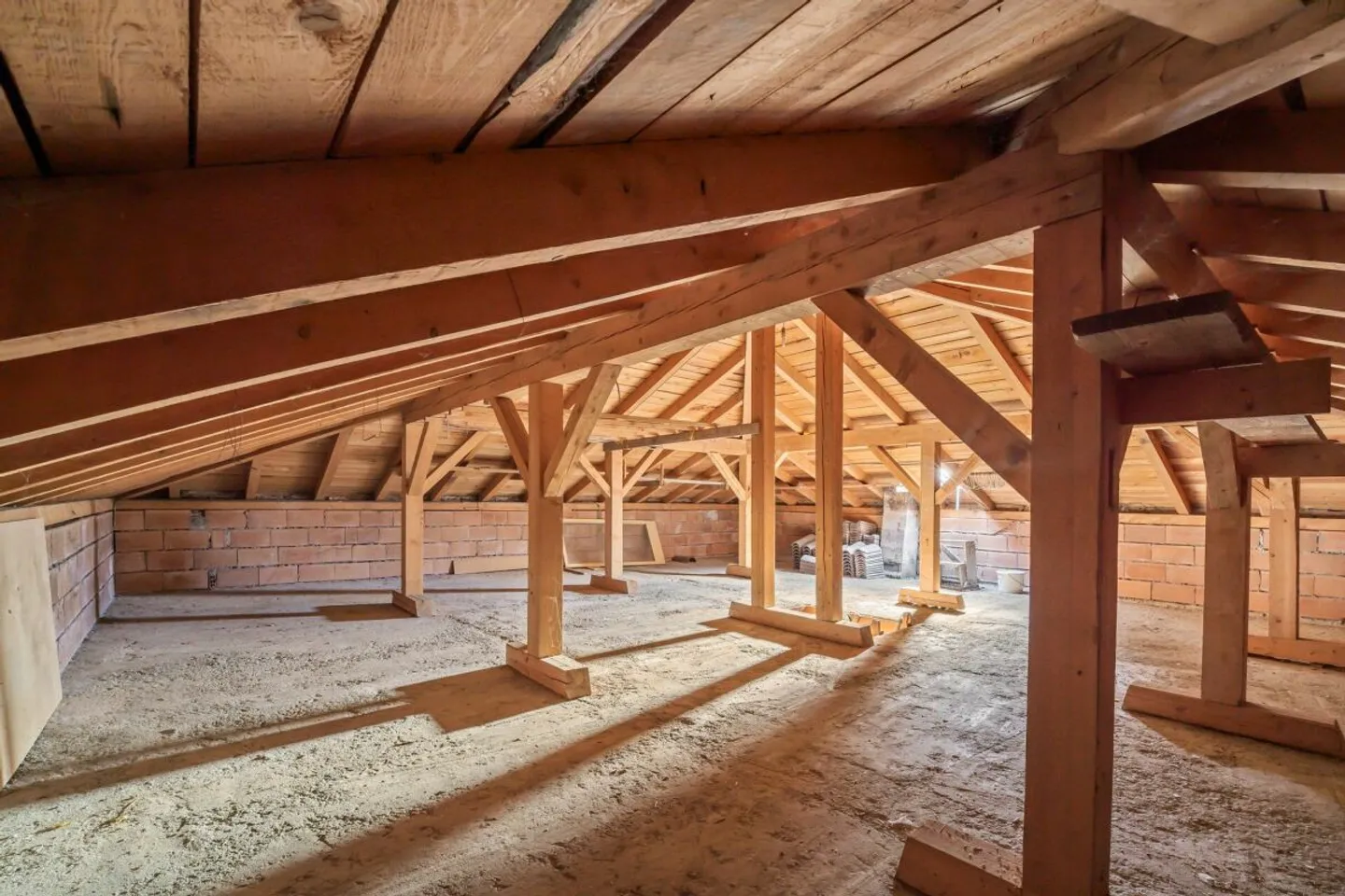 Maison familiale double avec beaucoup de potentiel (d'aménagement) dans un emplacement ensoleillé à Leuk - Photo 12 sur 13