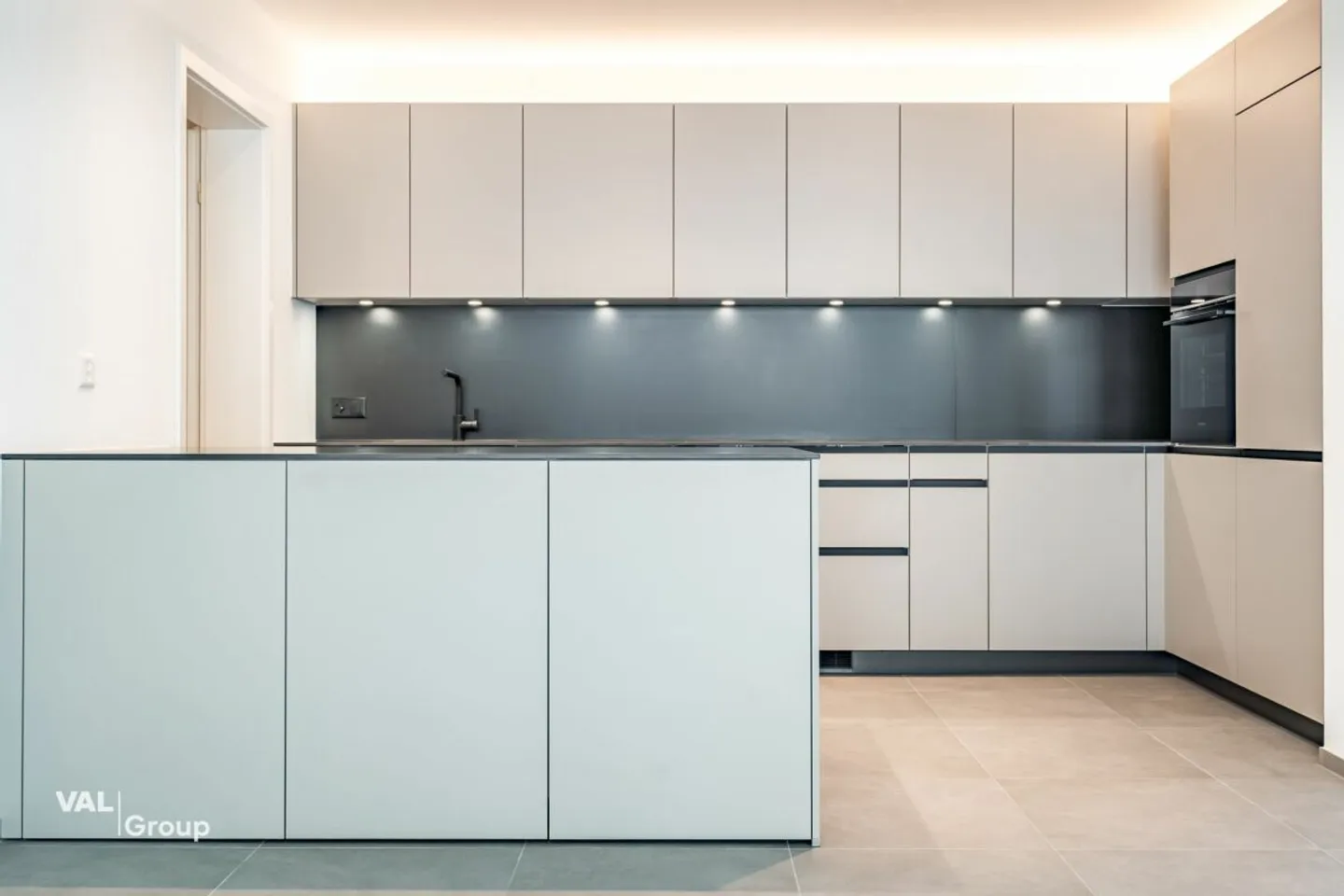 Première location d'un appartement de 3,5 pièces de haute qualité - Photo 3 sur 13