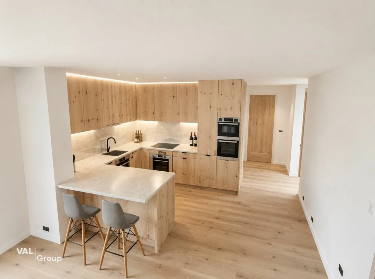 Alpine Elegance & Contemporary Comfort - Photo 4 of 11