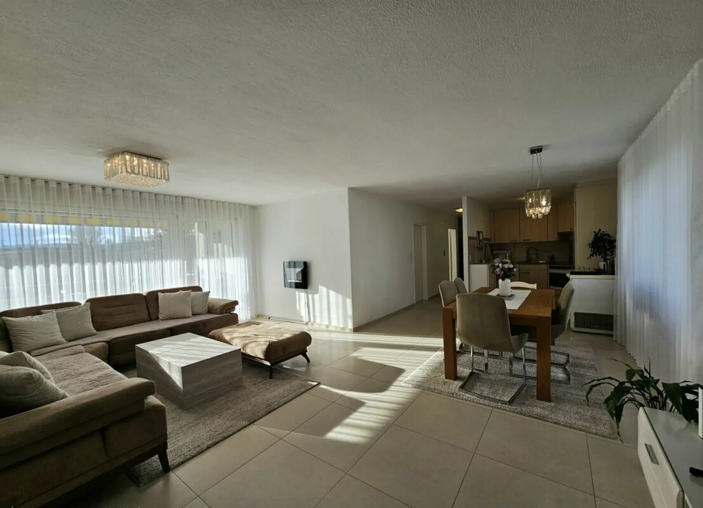 Appartamento luminoso 4.5 locali con balcone - Foto 3 di 13