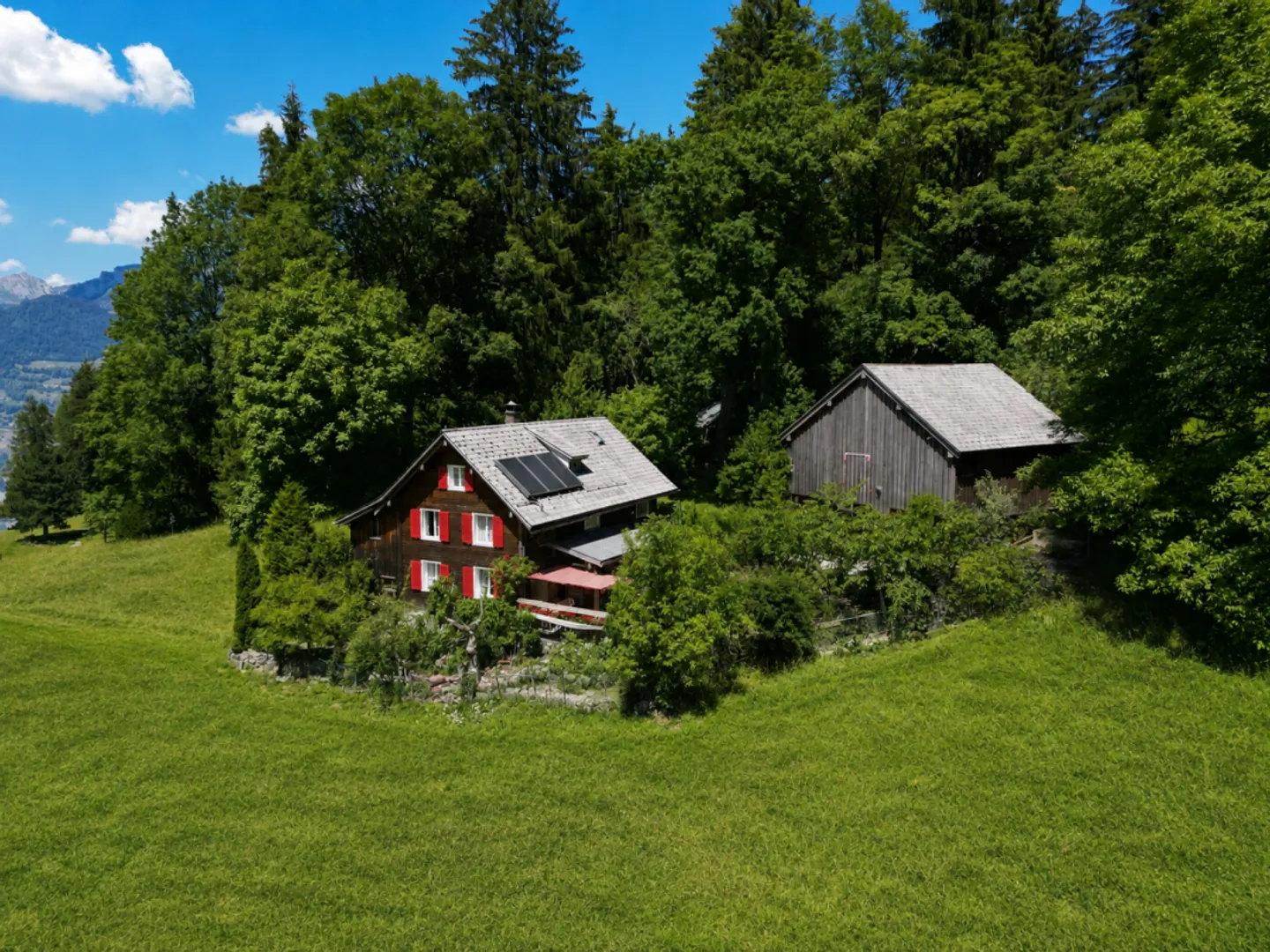 Detached and spacious weekend and holiday home in a sunny location in Obstalden - Photo 2 of 13