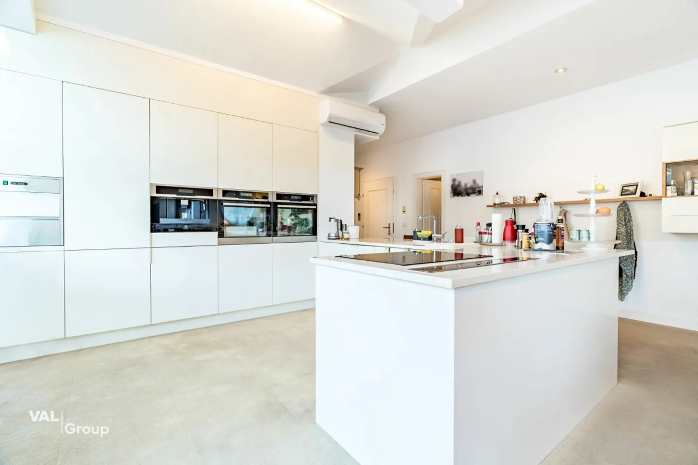 Exclusive 4.5-room penthouse apartment with lift directly into the apartment and large panoramic terrace in Visp - Photo 3 of 13