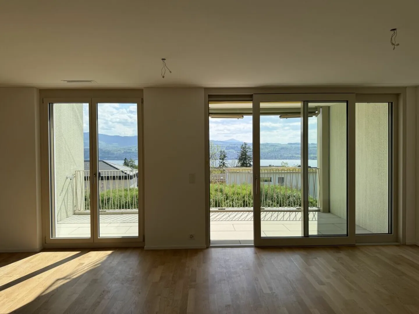 High-quality 2.5 room apartment with a magnificent view over Lake Zurich - Photo 3 of 11