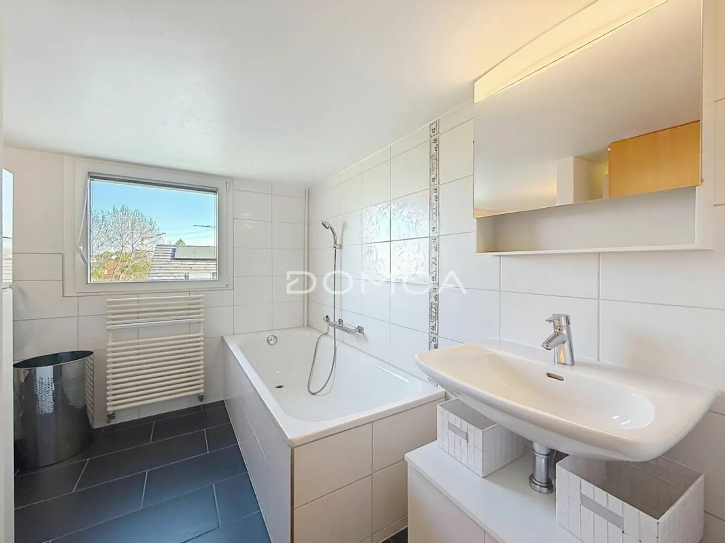 Charming 3.5-room apartment - Calm, brightness, and unobstructed view in Attalens - Photo 5 of 8