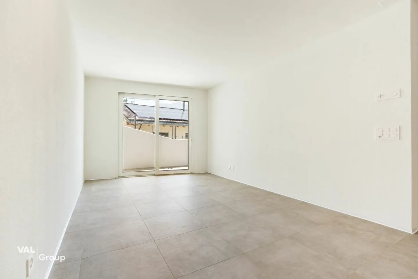 Stylish Apartment in Sunny Location - Photo 4 of 13